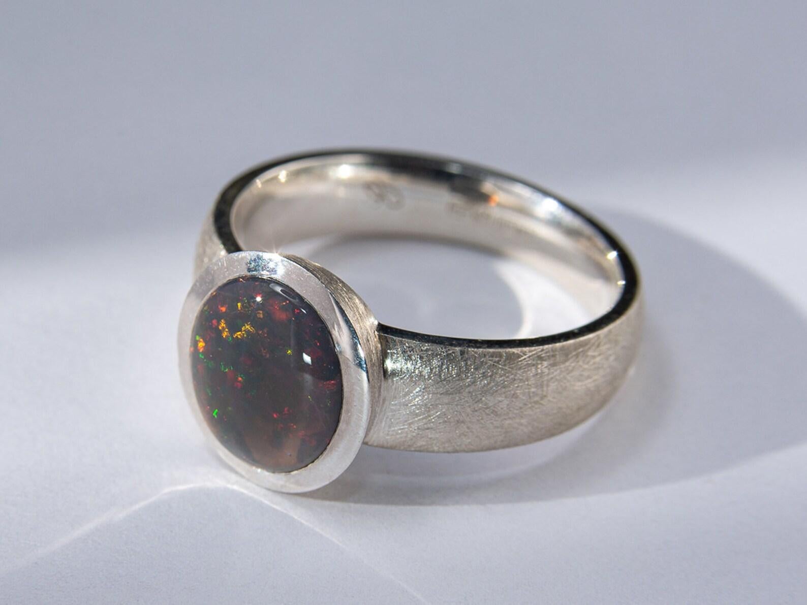 Artista Anello di opale scuro in argento Opalescenza australiana multicolore Regalo di nozze moglie opali in vendita
