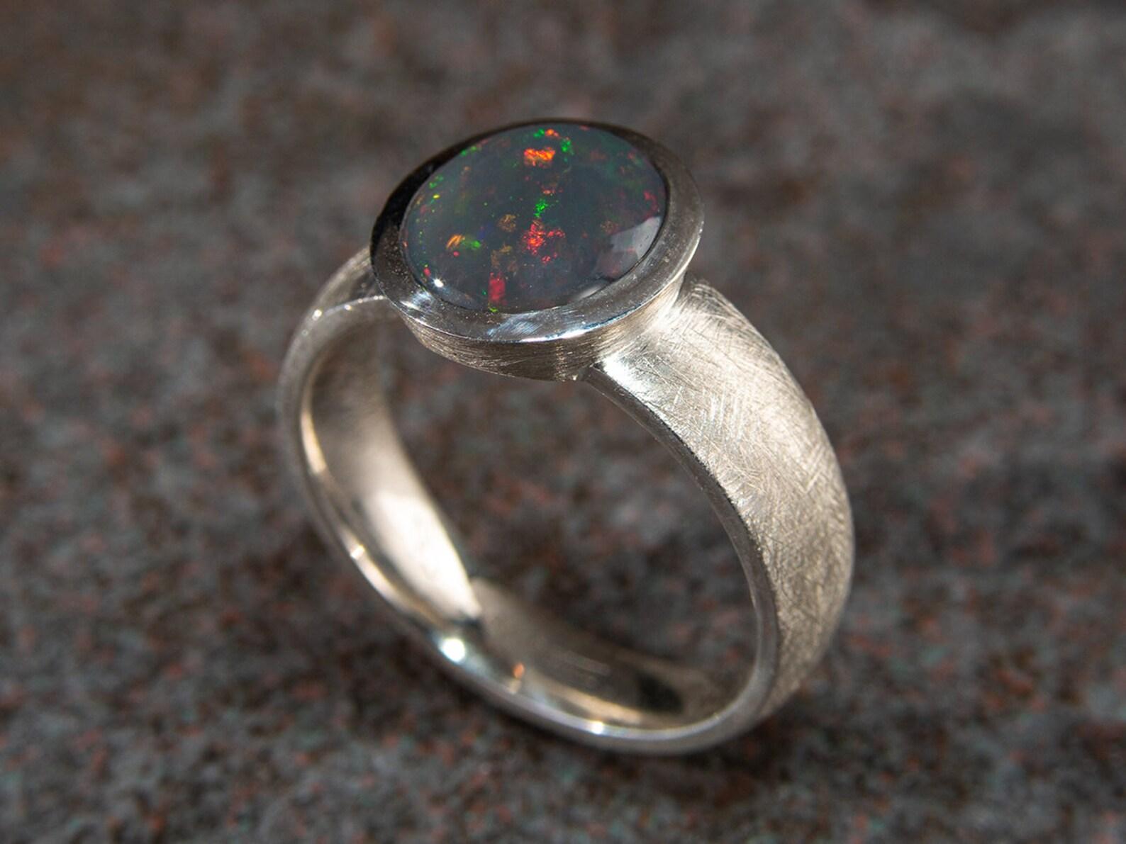 Anello di opale scuro in argento Opalescenza australiana multicolore Regalo di nozze moglie opali in vendita 1