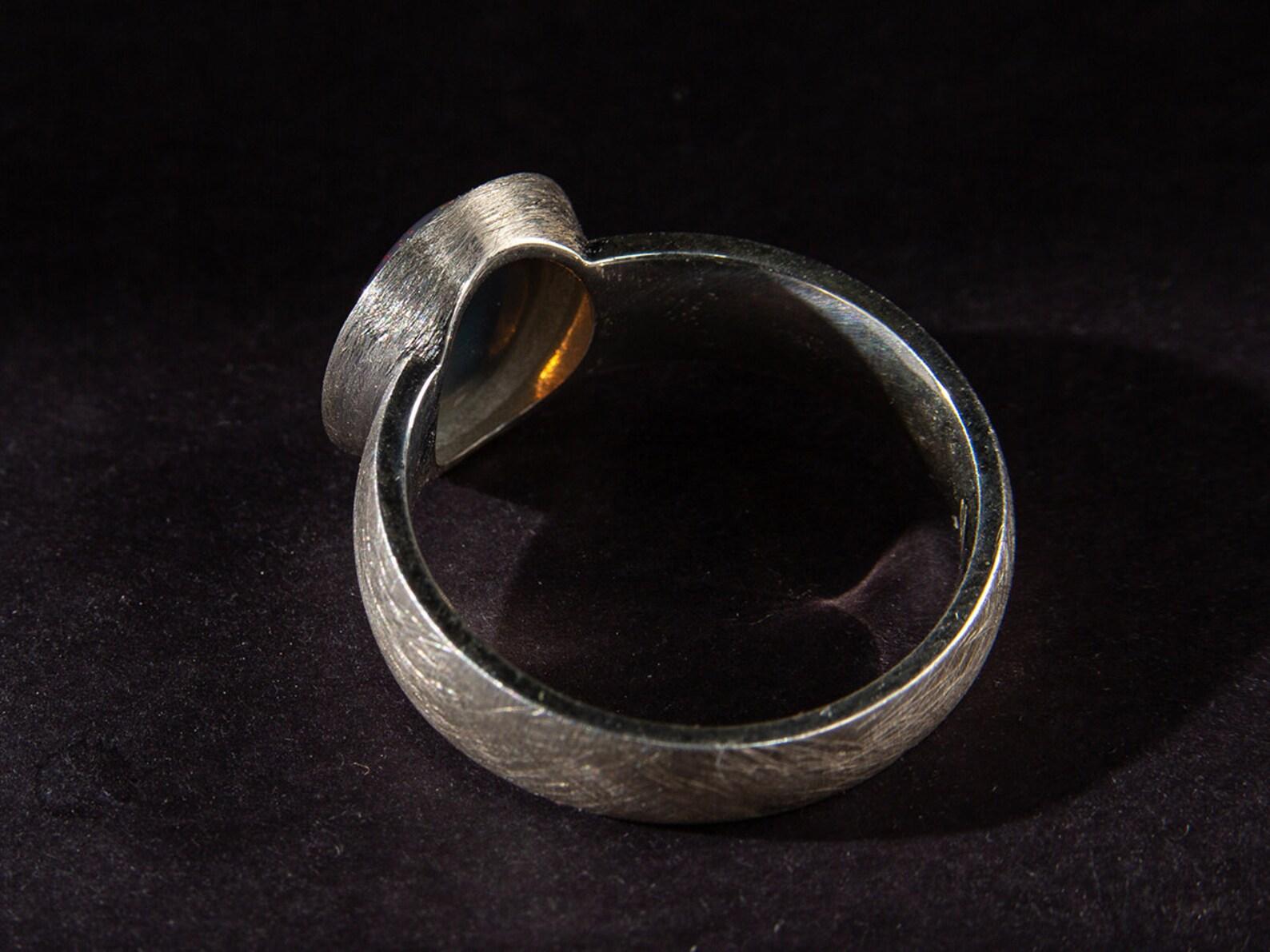 Anello di opale scuro in argento Opalescenza australiana multicolore Regalo di nozze moglie opali in vendita 2