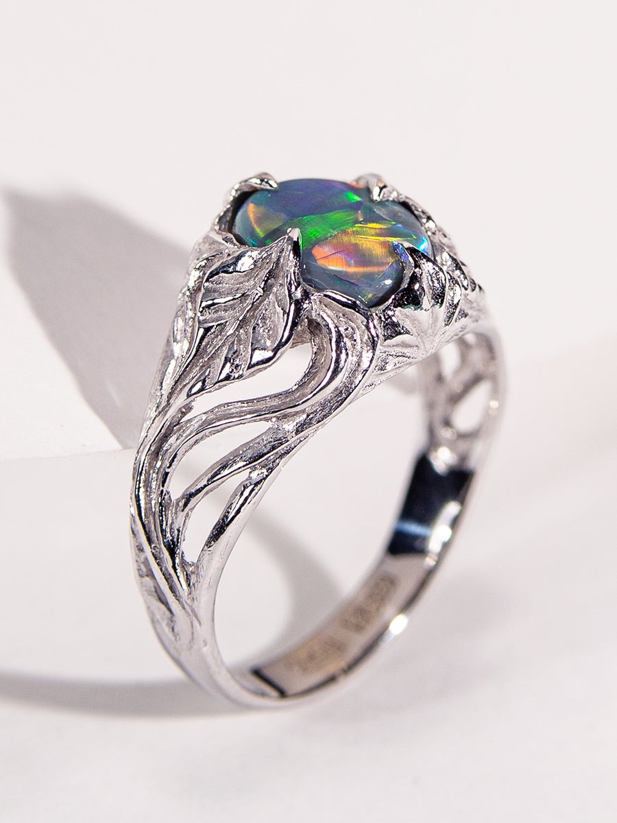 Bague de fiançailles en or blanc avec opale foncée et opale d'Australie en vente 2