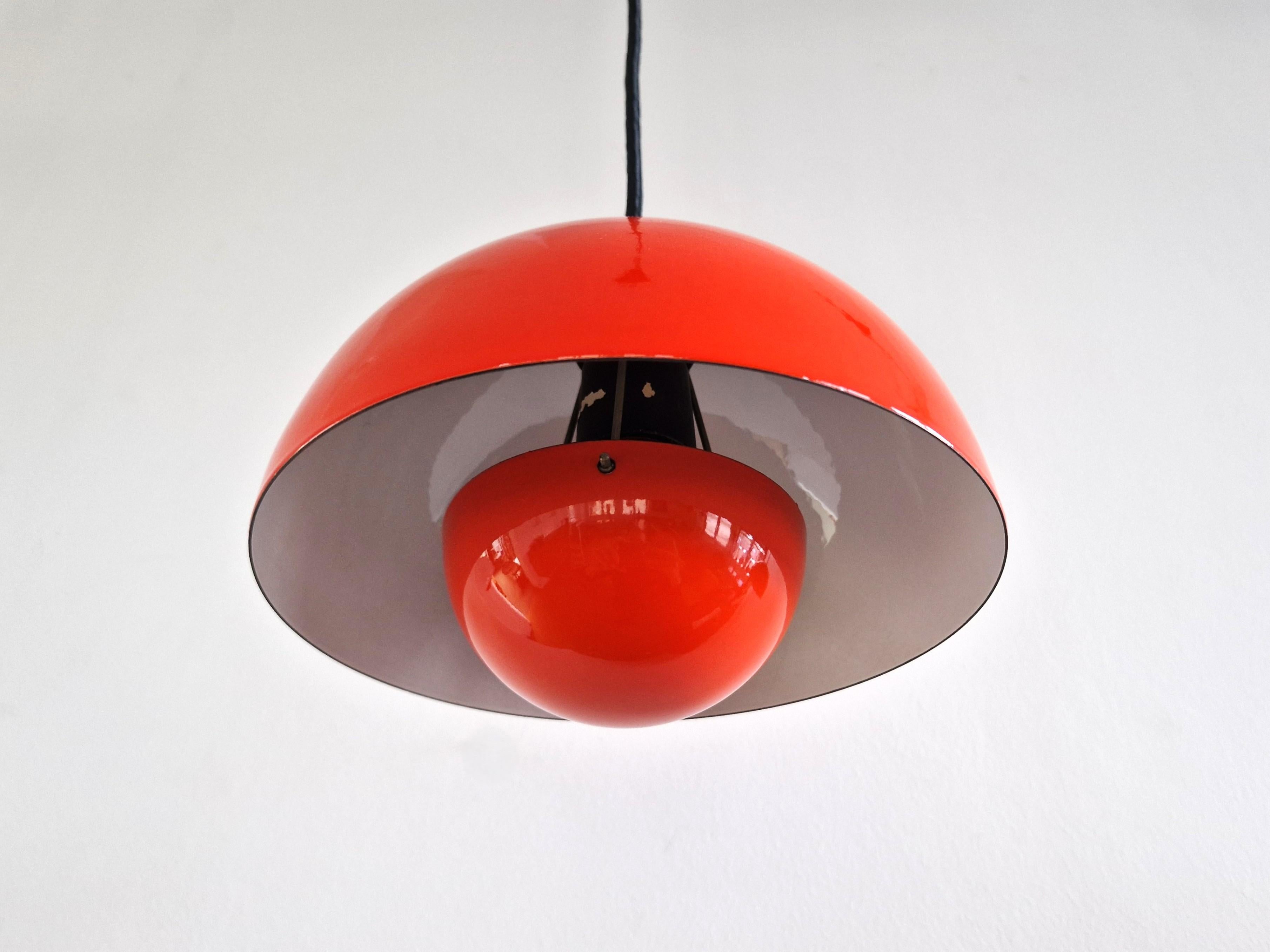 Dark orange Flowerpot pendant lamp by Verner Panton for Louis Poulsen In Good Condition For Sale In Steenwijk, NL
