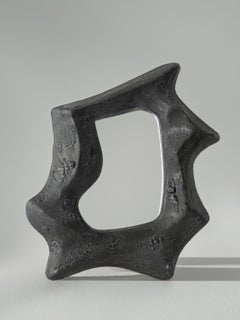 Specchio da parete in ceramica organica scura di Maku Ceramic
