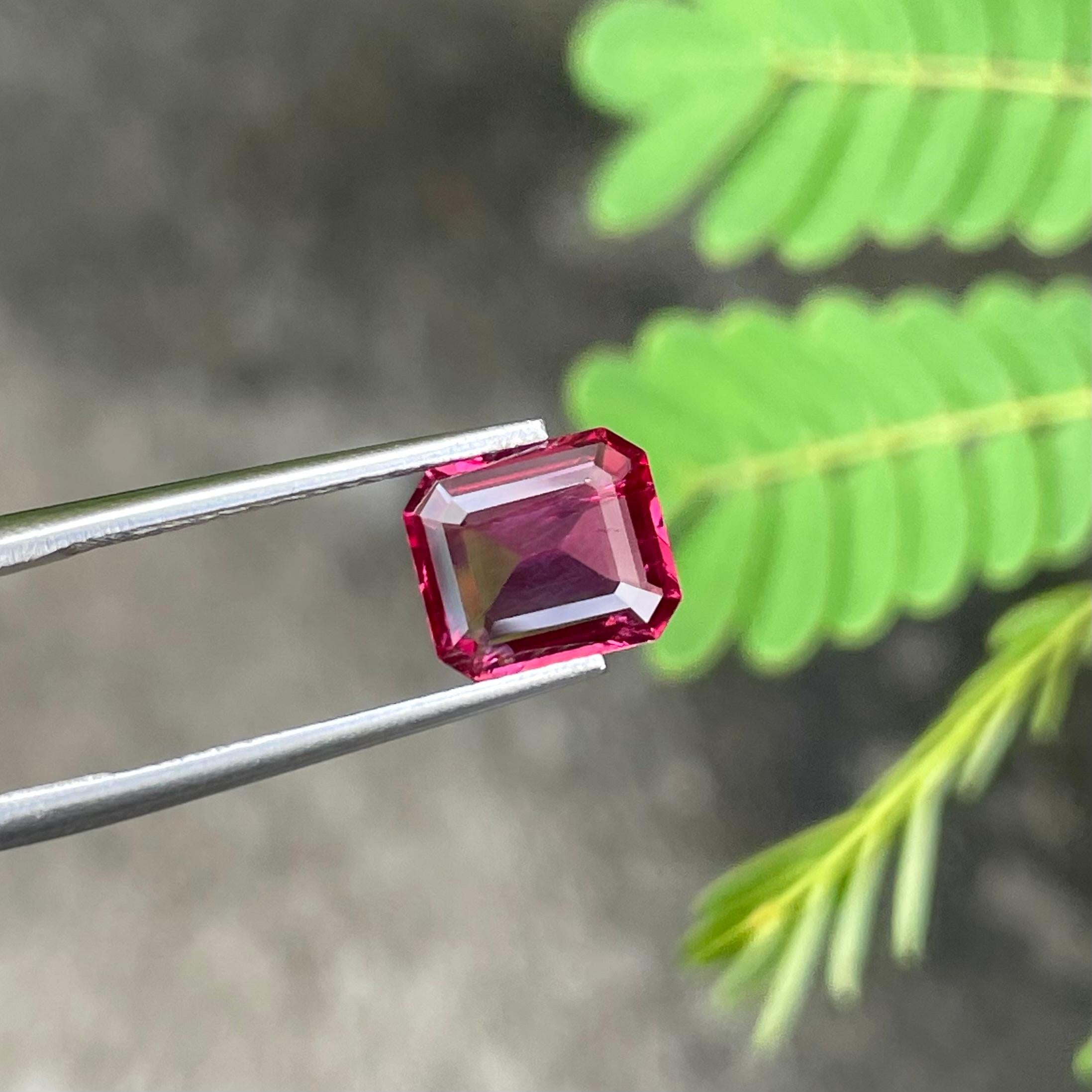 Women's or Men's Dark Pink Loose Spinel 2.20 carats Emerald Cut Natural Brumes Gemstone For Sale