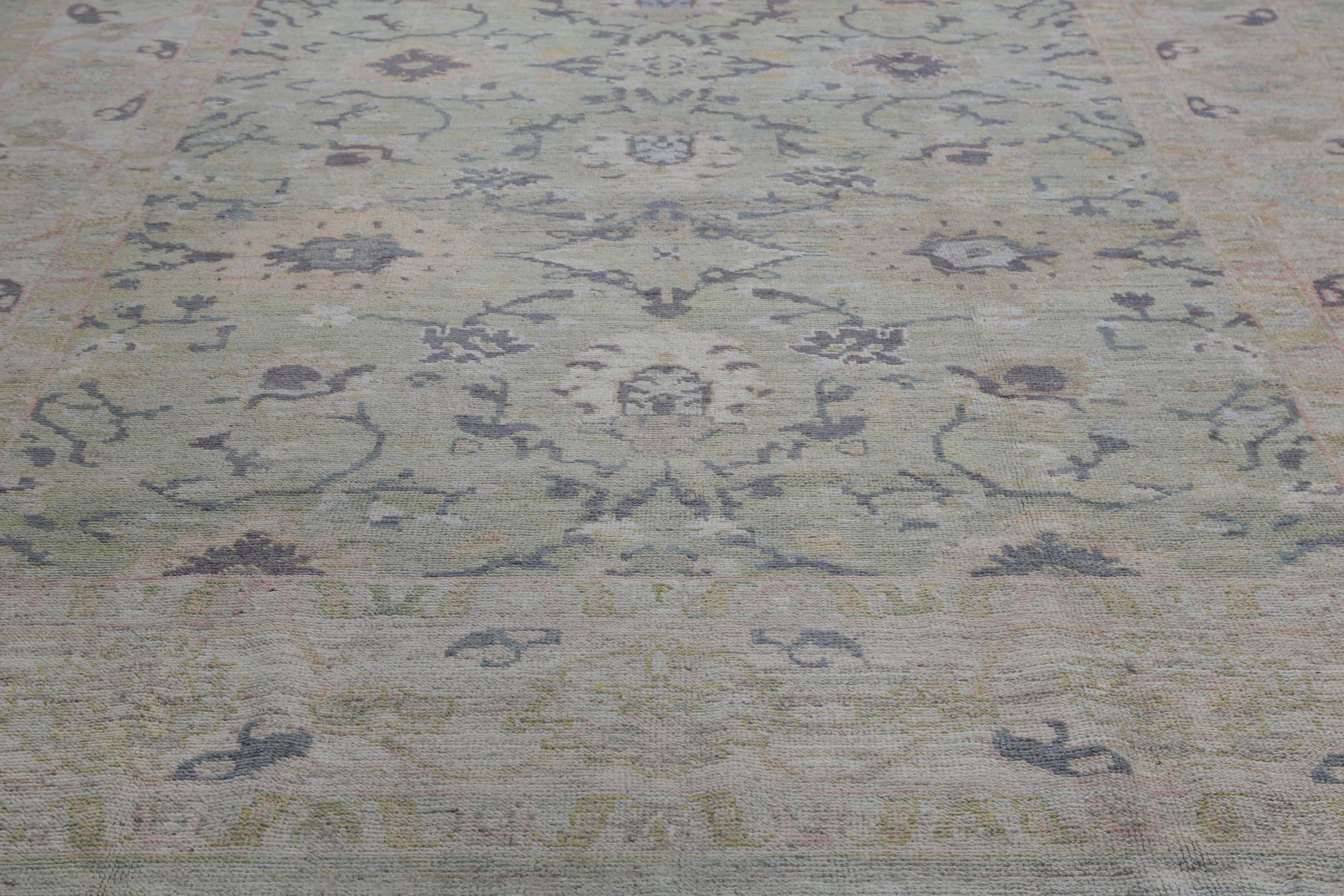 20ième siècle Tapis d'Oushak turc Pops of Color en vente