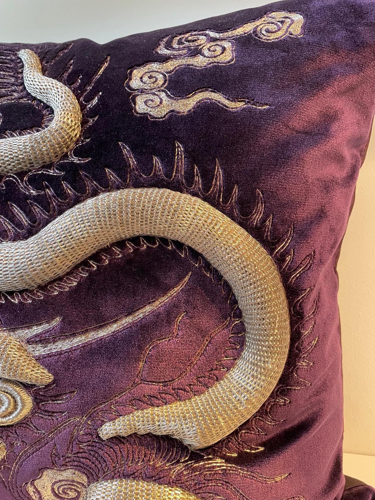 Allemand Coussin carré brodé à la main en velours violet foncé avec dragon en fil d'argent en forme de dragon en vente