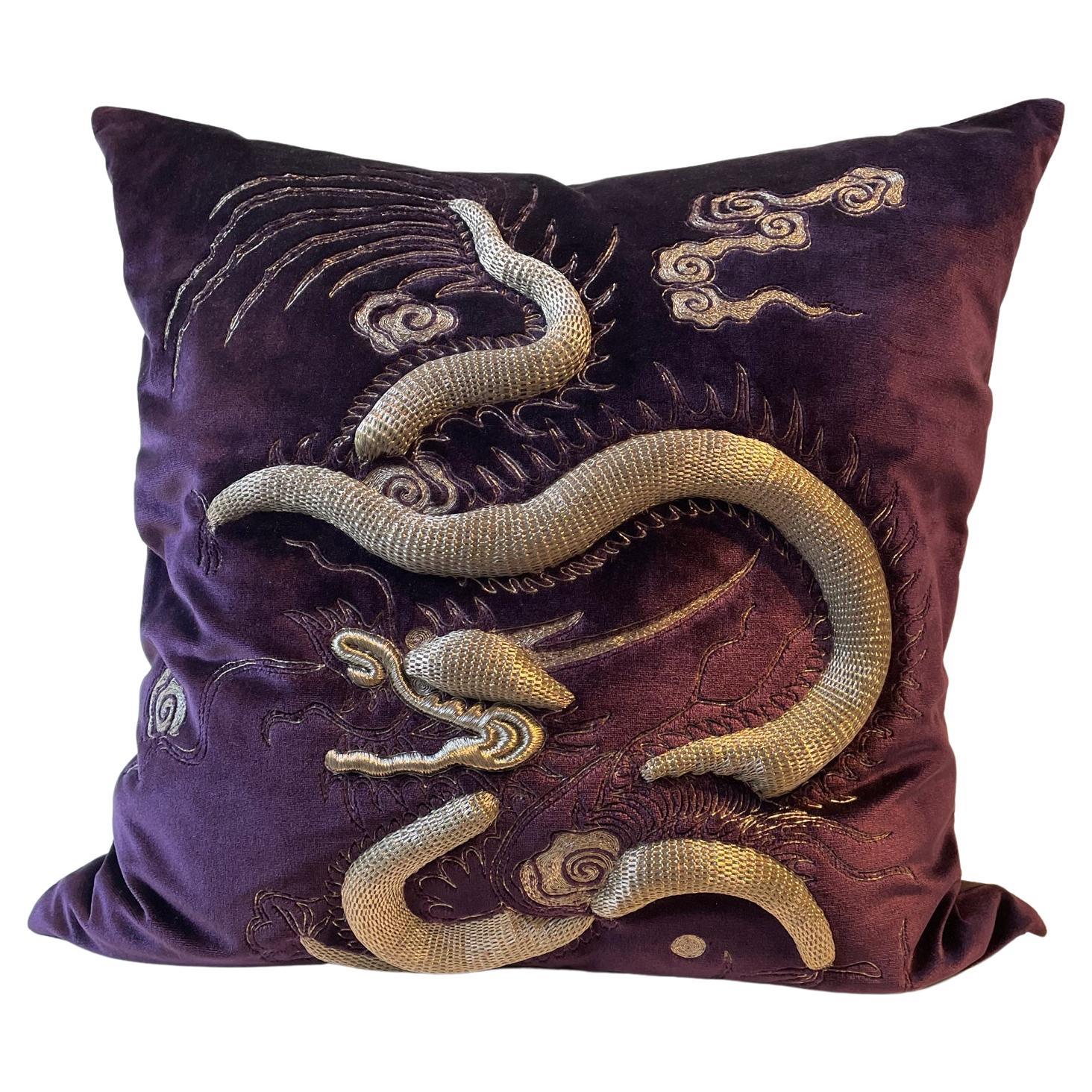 Coussin carré brodé à la main en velours violet foncé avec dragon en fil d'argent en forme de dragon en vente