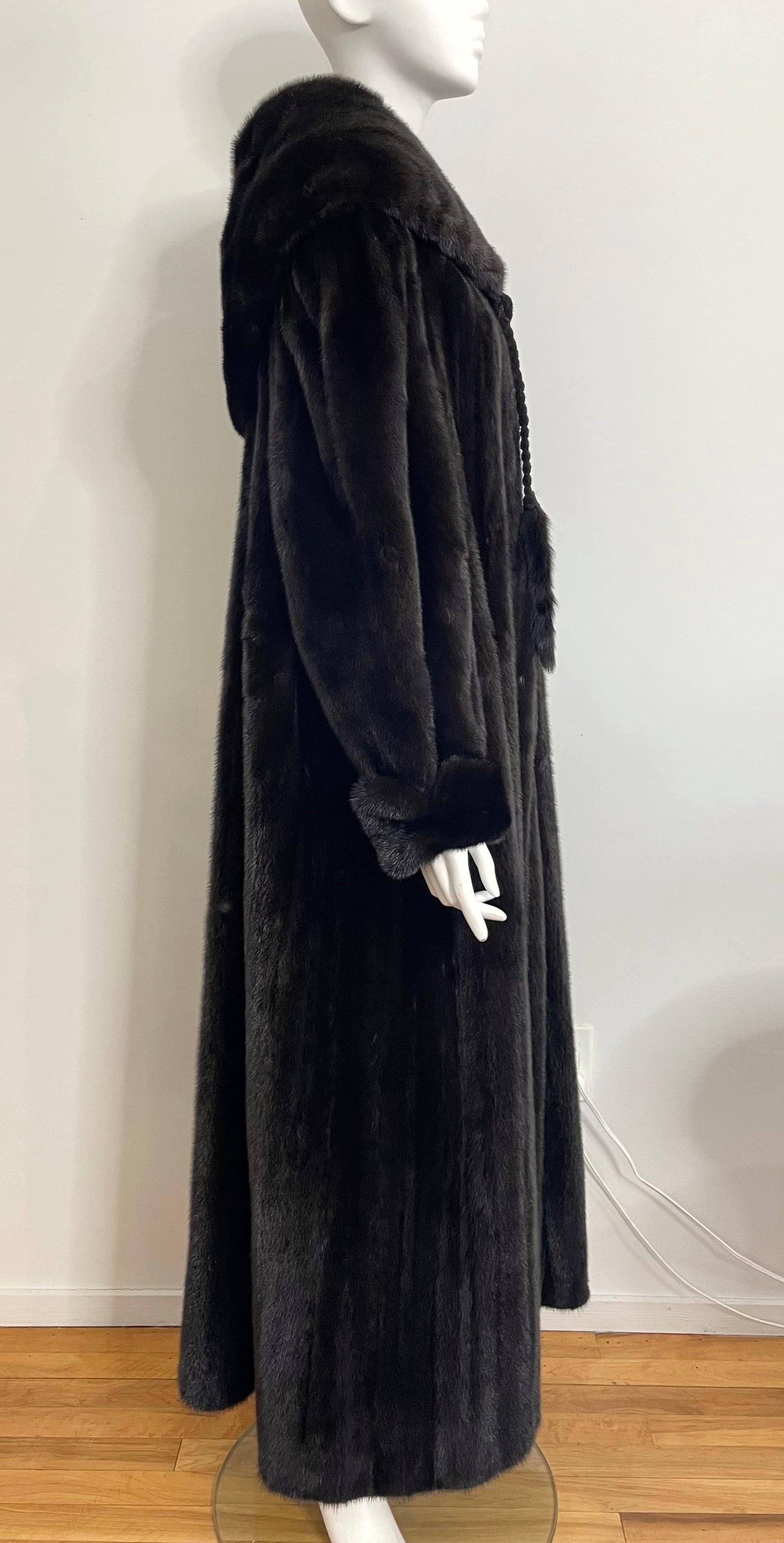 Dark Ranch Mink Wide Collar Hood Full length  In Excellent Condition In Wallkill, NY