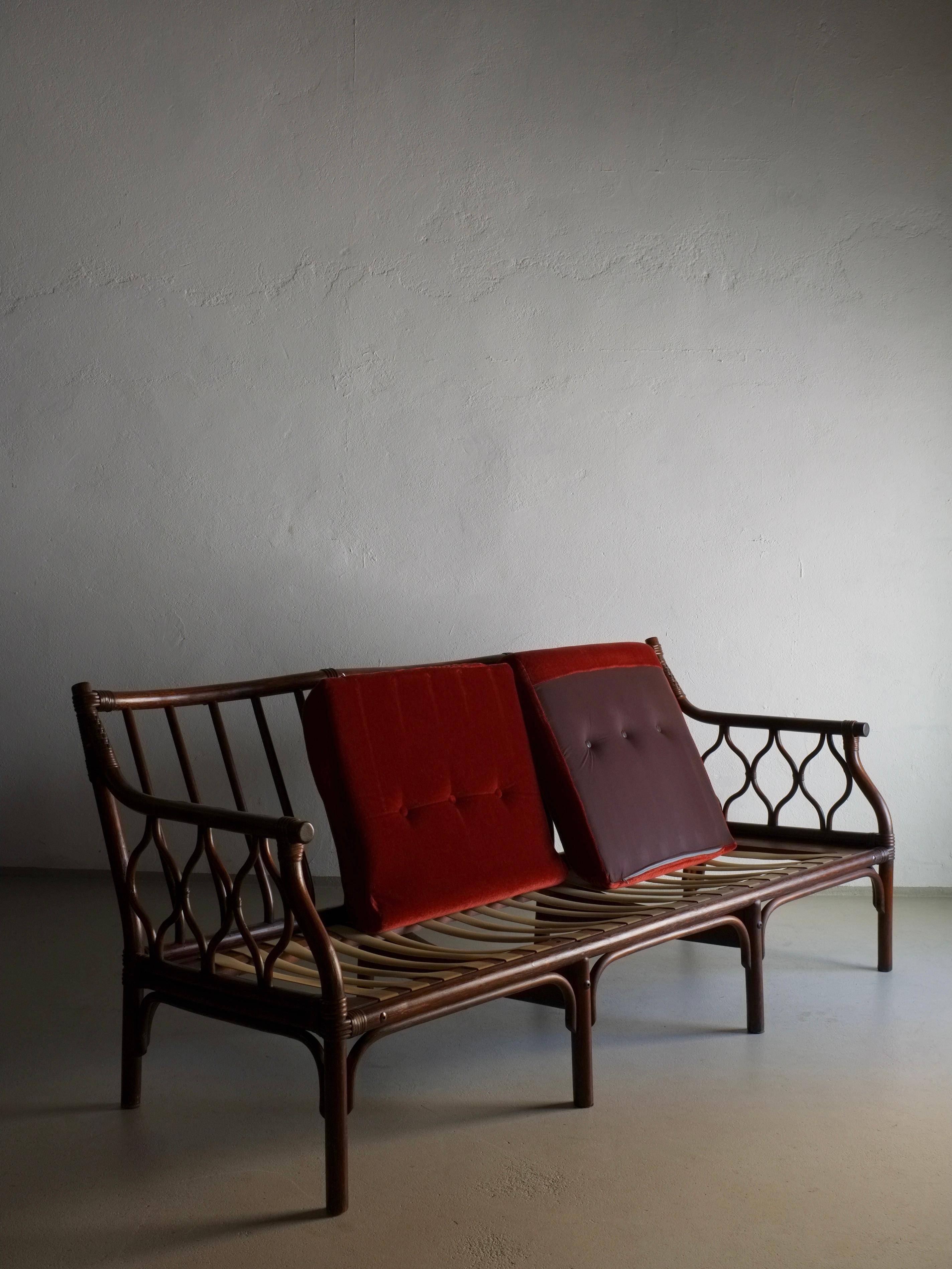Dunkles 3-Sitzer-Sofa aus Rattan mit Velour-Überwürfen, 1980er Jahre (Skandinavisch) im Angebot