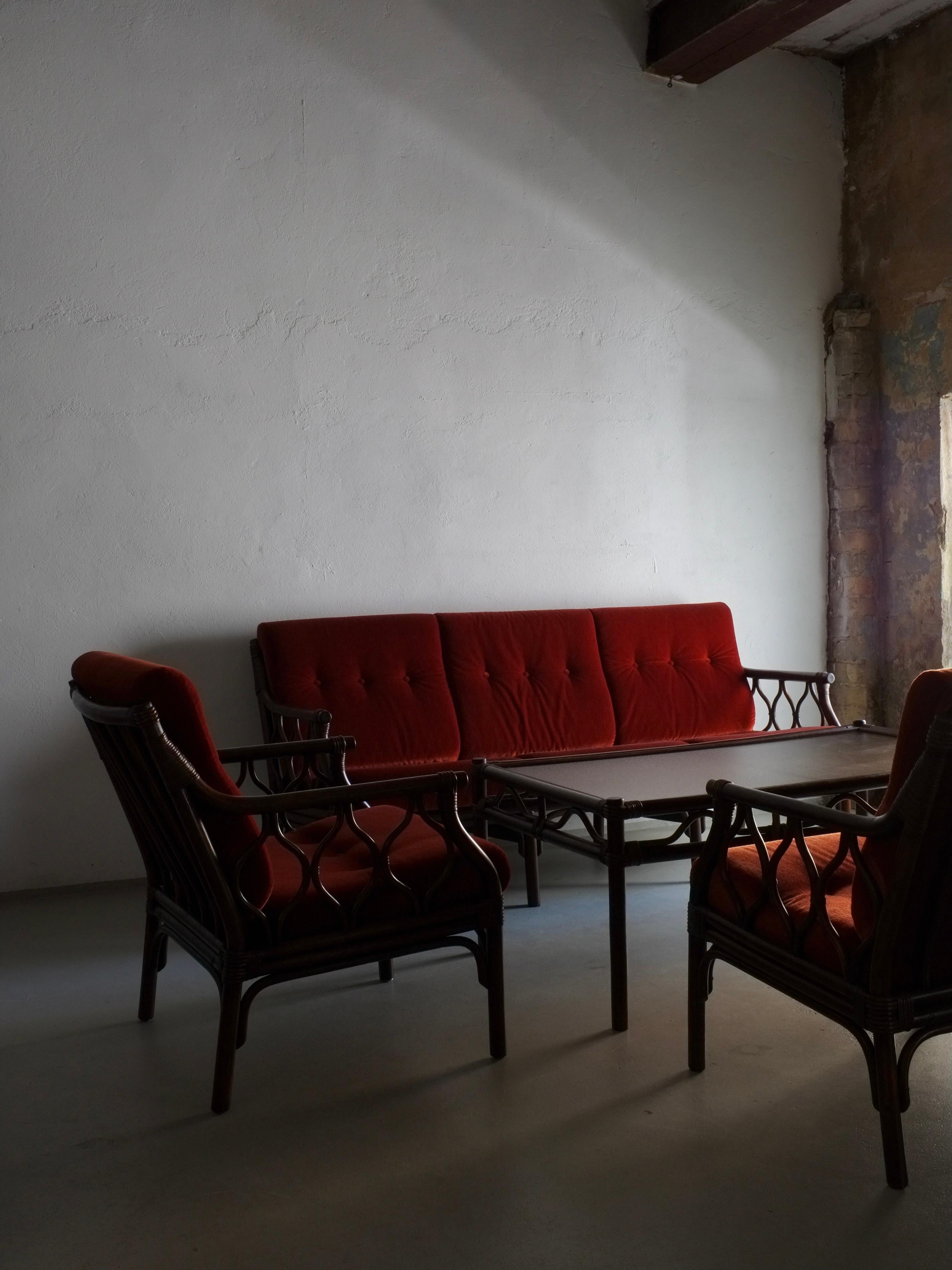 Dunkles 3-Sitzer-Sofa aus Rattan mit Velour-Überwürfen, 1980er Jahre (Ende des 20. Jahrhunderts) im Angebot