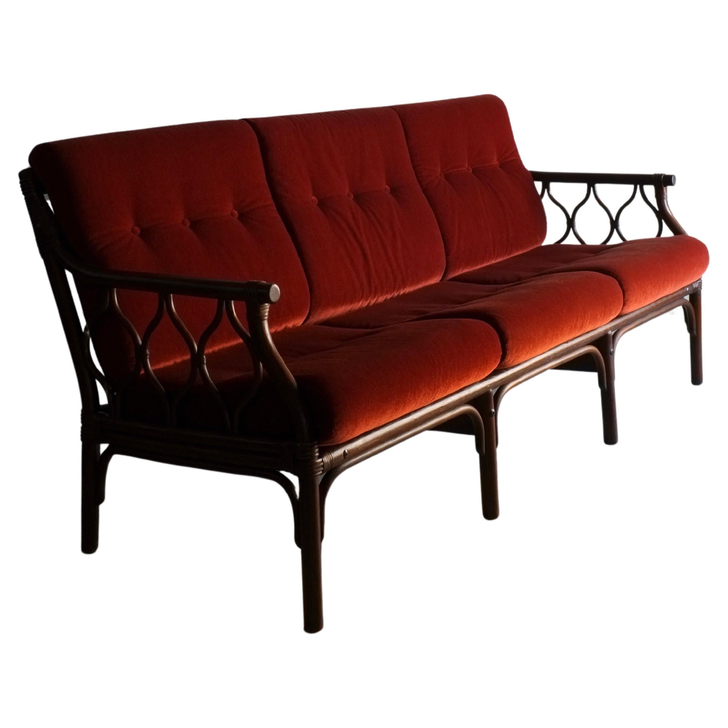 Dunkles 3-Sitzer-Sofa aus Rattan mit Velour-Überwürfen, 1980er Jahre