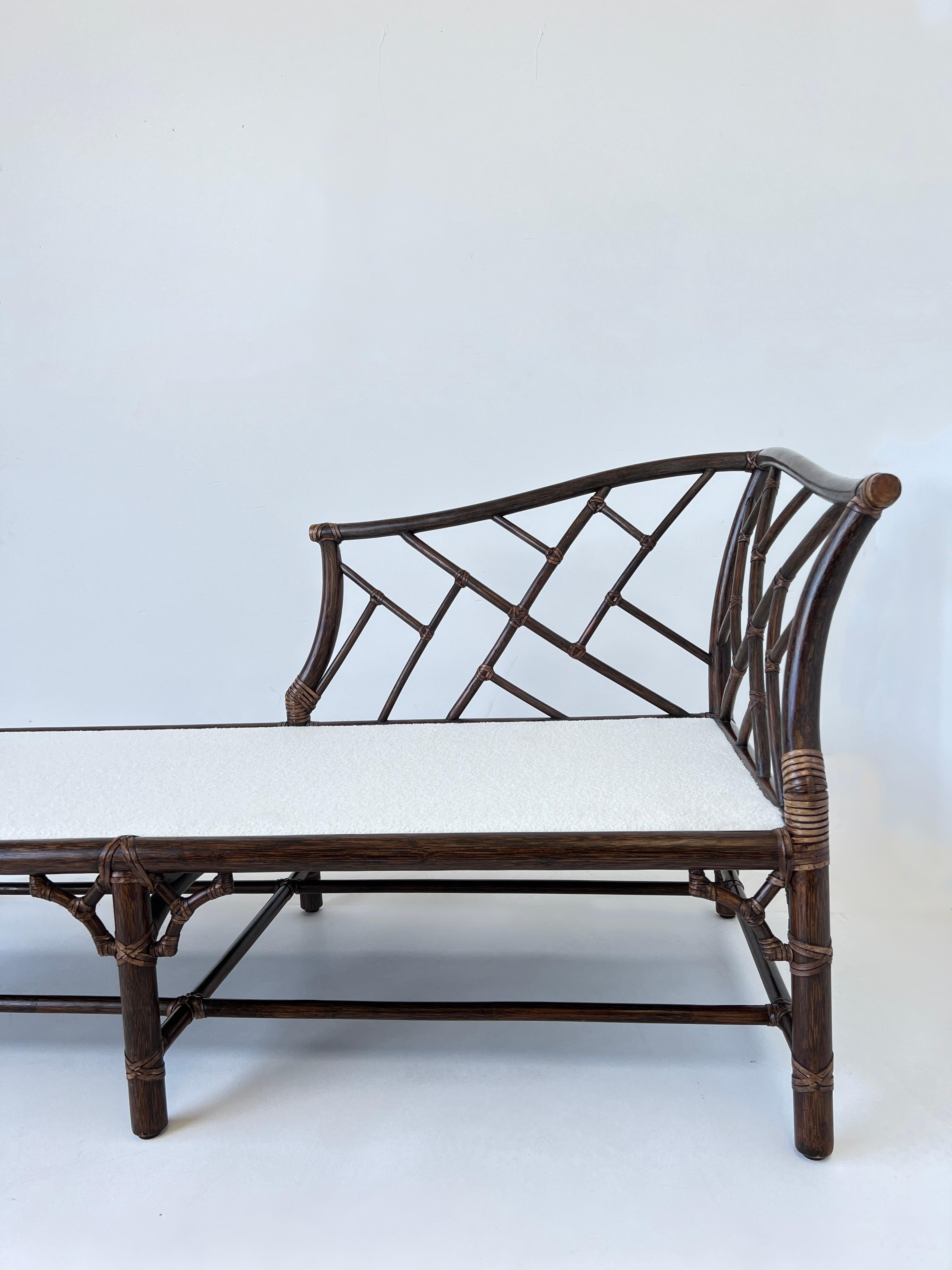 Pellame Daybed in rattan scuro e bouclè bianco di McGuire in vendita