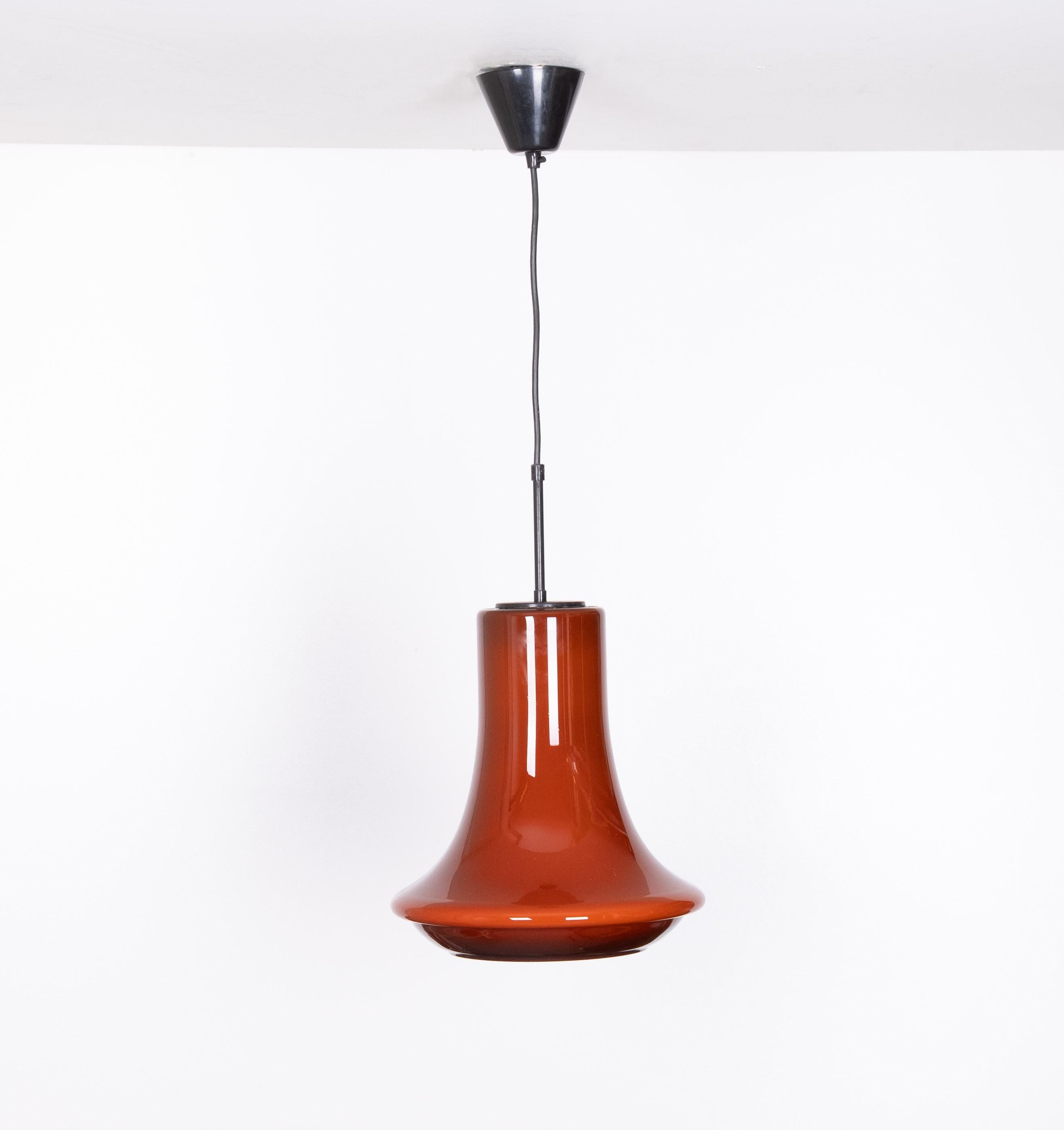 Rara lampada a sospensione in vetro rosso scuro di Viktor Berndt per Flygsfors Svezia
Da  Anni '60   In ottime condizioni, è necessaria una lampadina E27 di grandi dimensioni.

