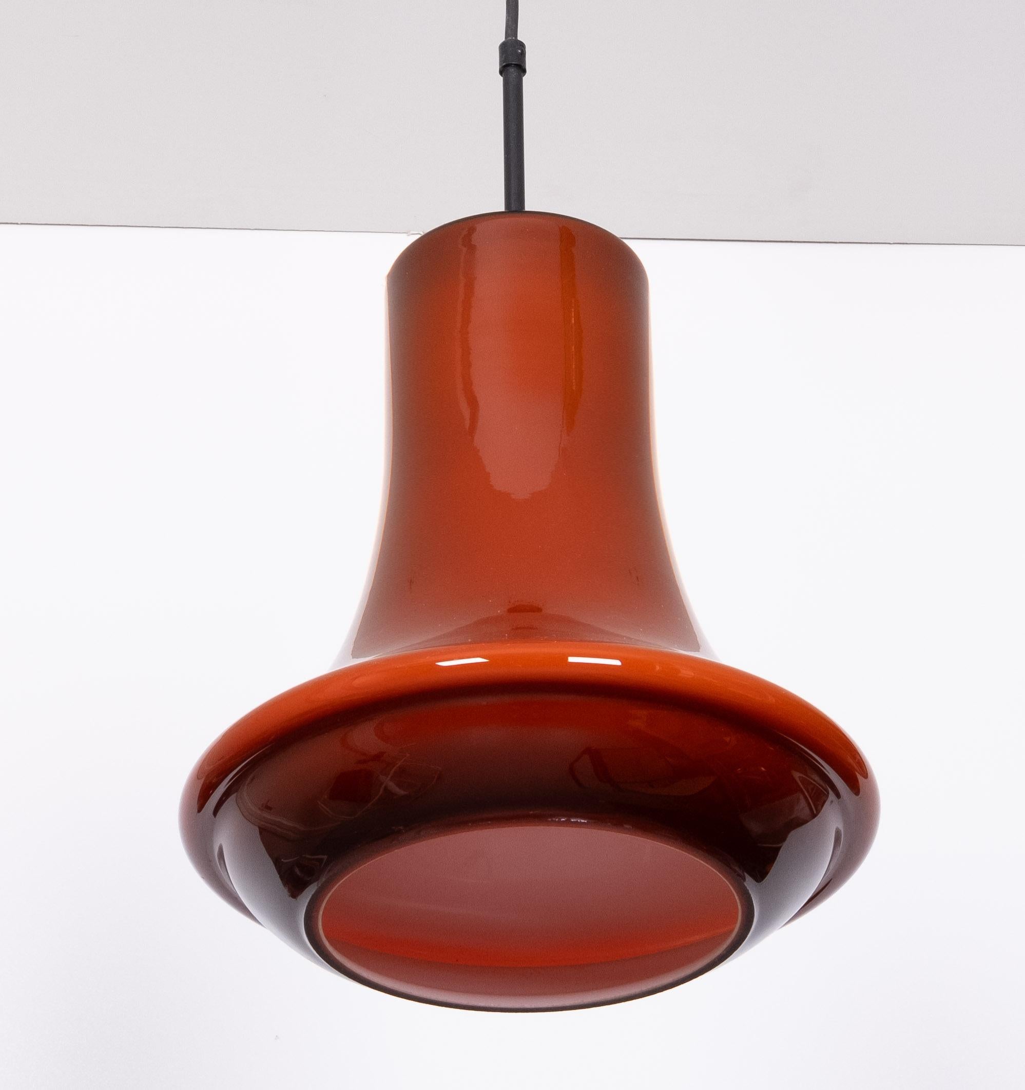 Svedese Lampada a sospensione in vetro rosso scuro di Viktor Berndt per Flygsfors Svezia 1960 in vendita