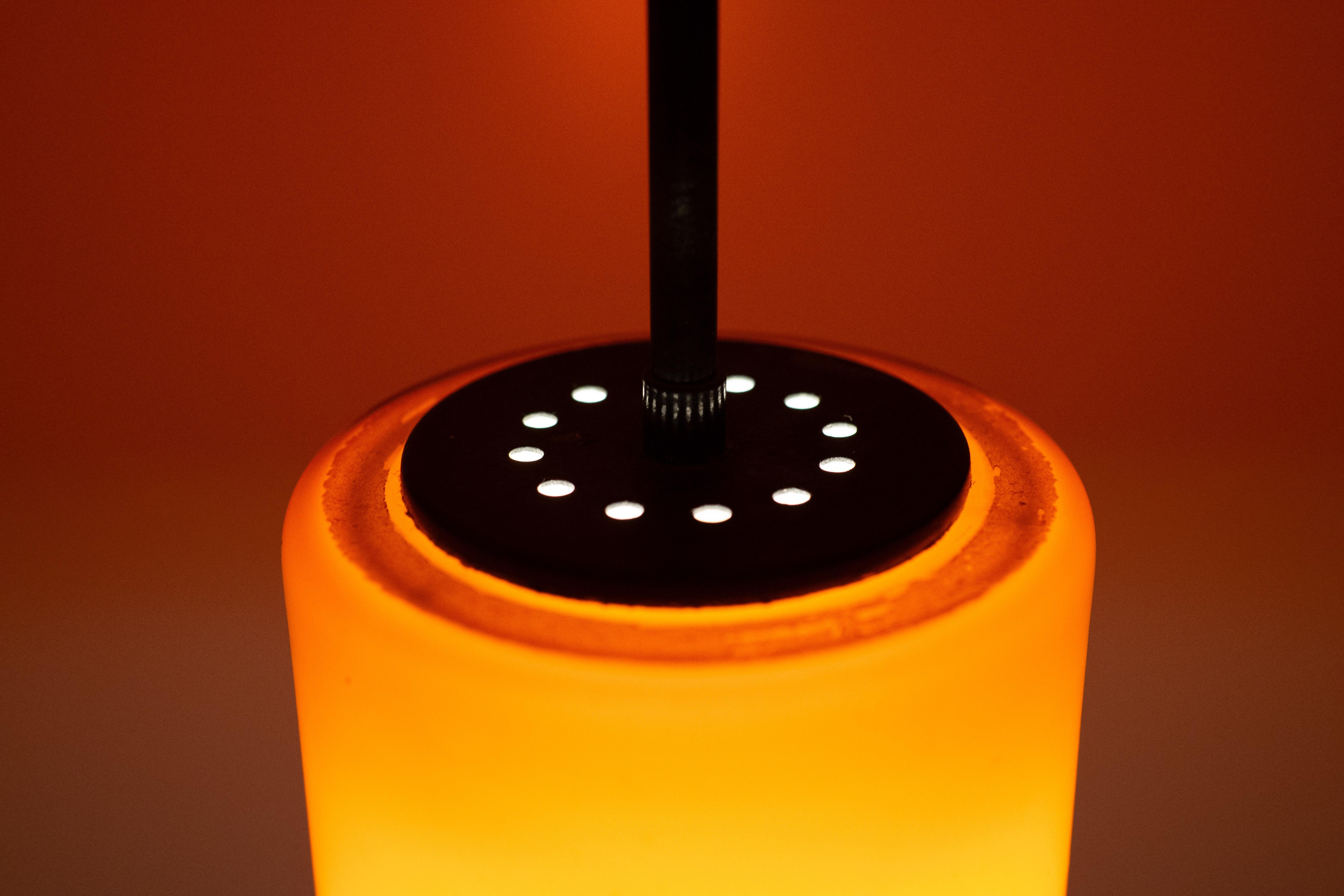 Lampada a sospensione in vetro rosso scuro di Viktor Berndt per Flygsfors Svezia 1960 In condizioni buone in vendita a Den Haag, NL