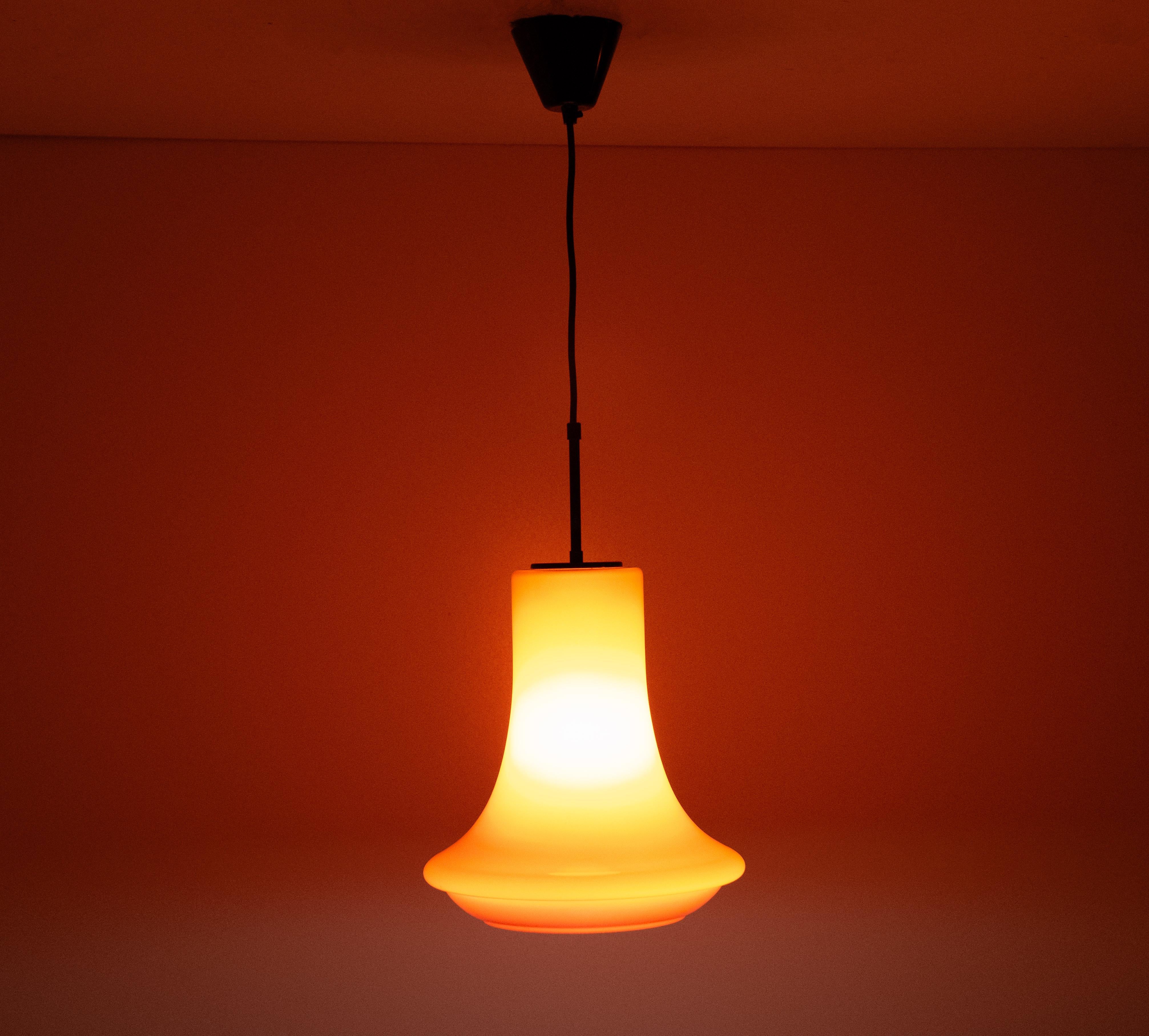 Metà XX secolo Lampada a sospensione in vetro rosso scuro di Viktor Berndt per Flygsfors Svezia 1960 in vendita