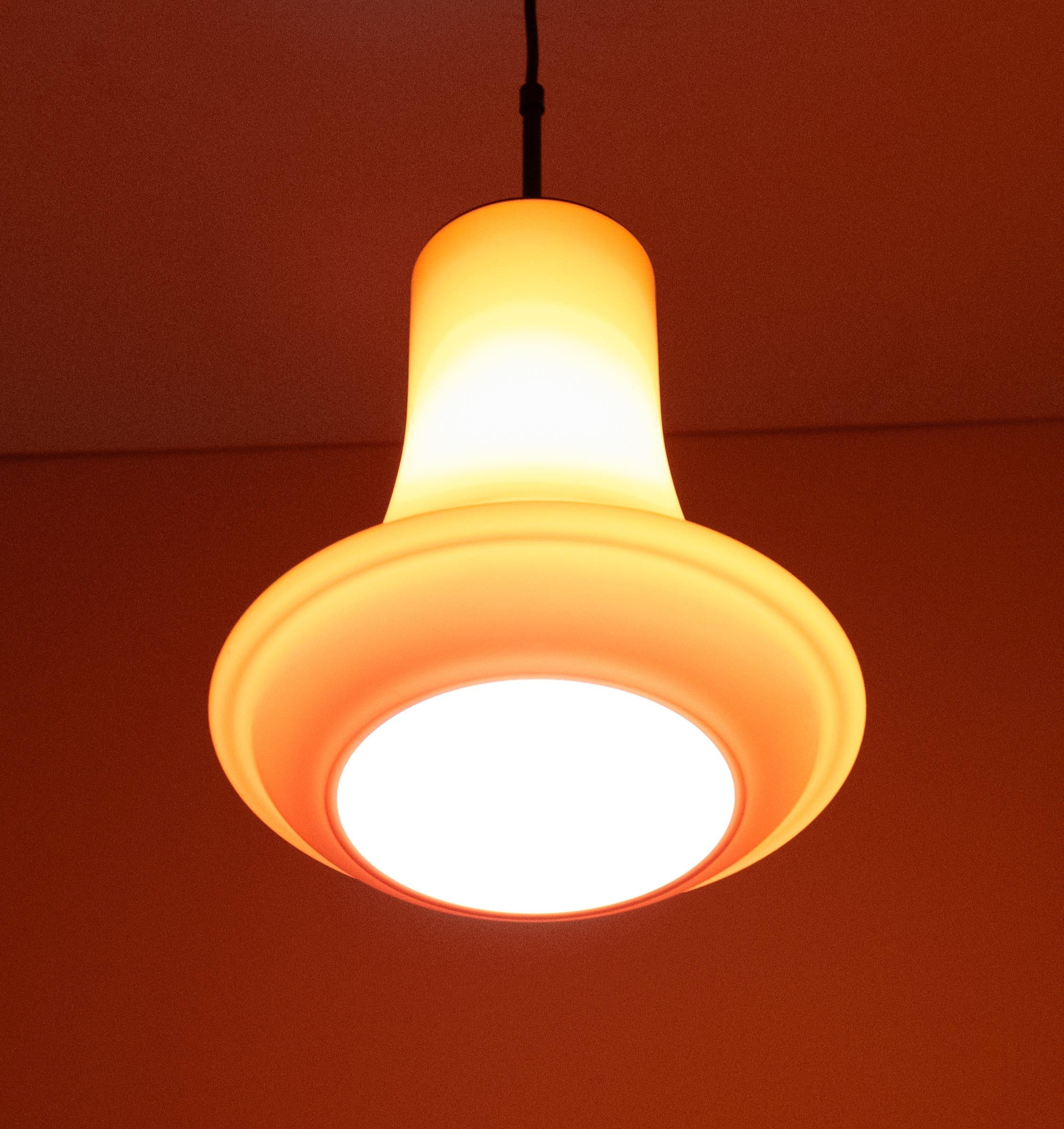 Vetro Lampada a sospensione in vetro rosso scuro di Viktor Berndt per Flygsfors Svezia 1960 in vendita