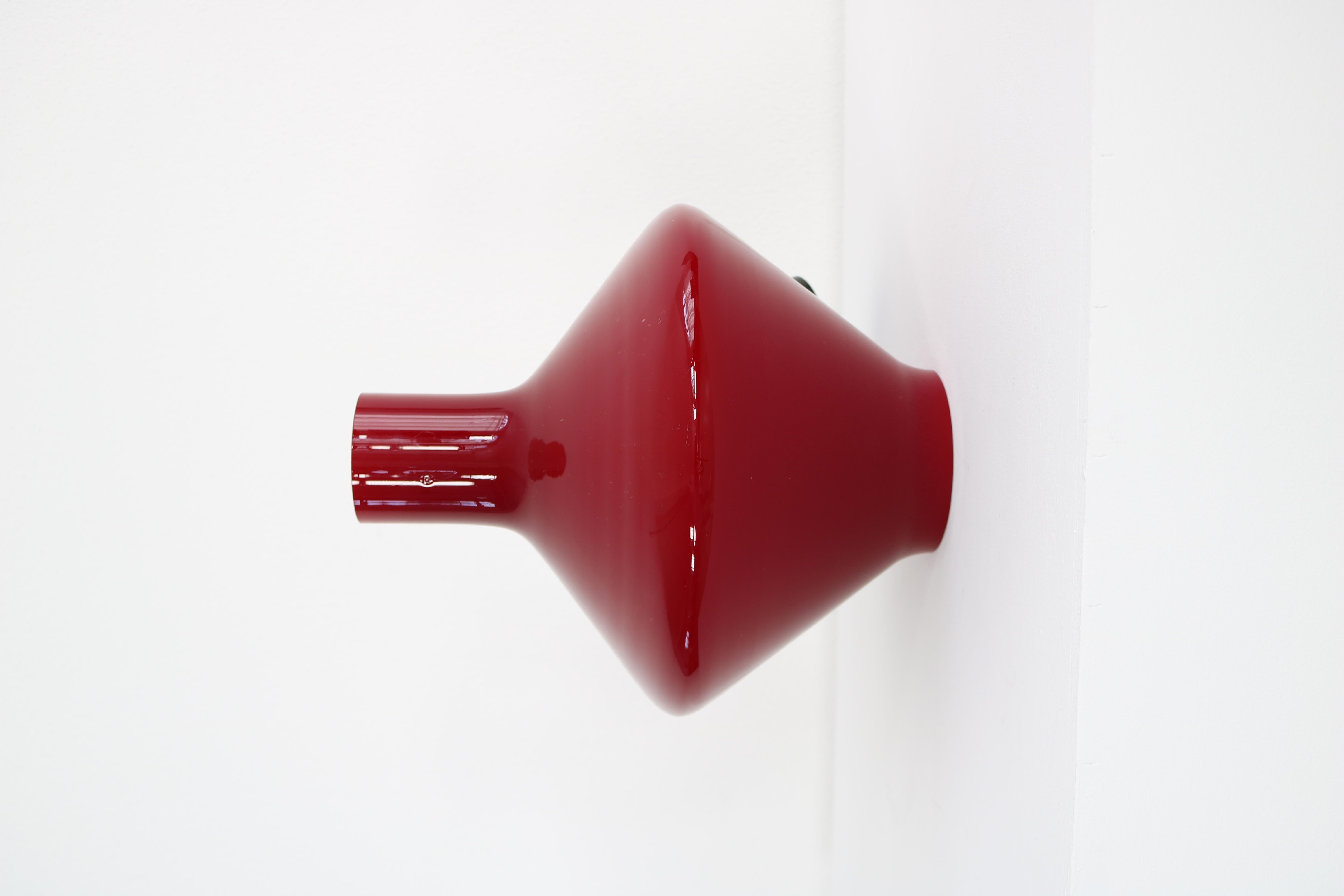Dark red Italien Murano glass pendant light from the 1950s. For Sale 4