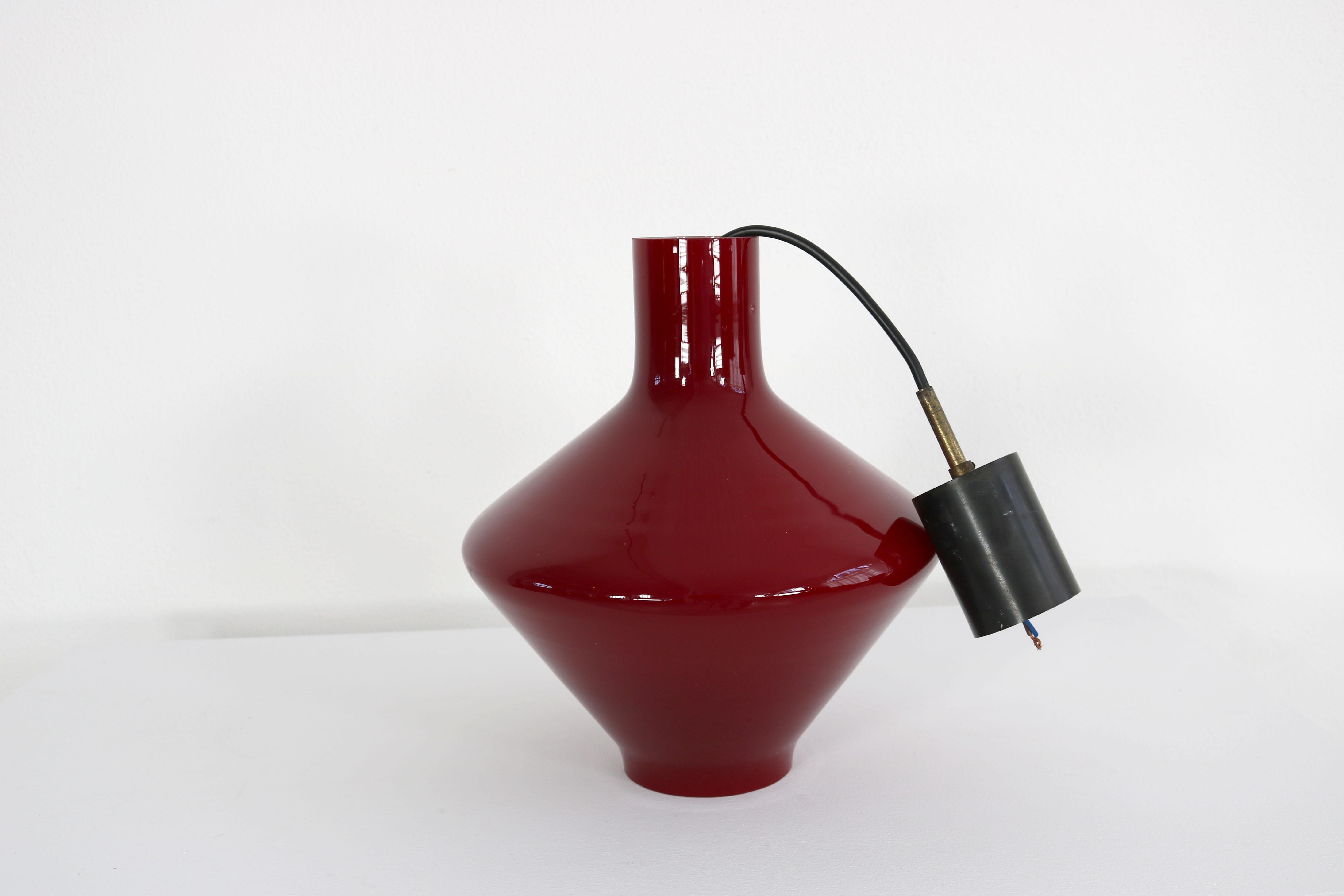 Dark red Italien Murano glass pendant light from the 1950s. In Good Condition For Sale In Wolfurt, AT