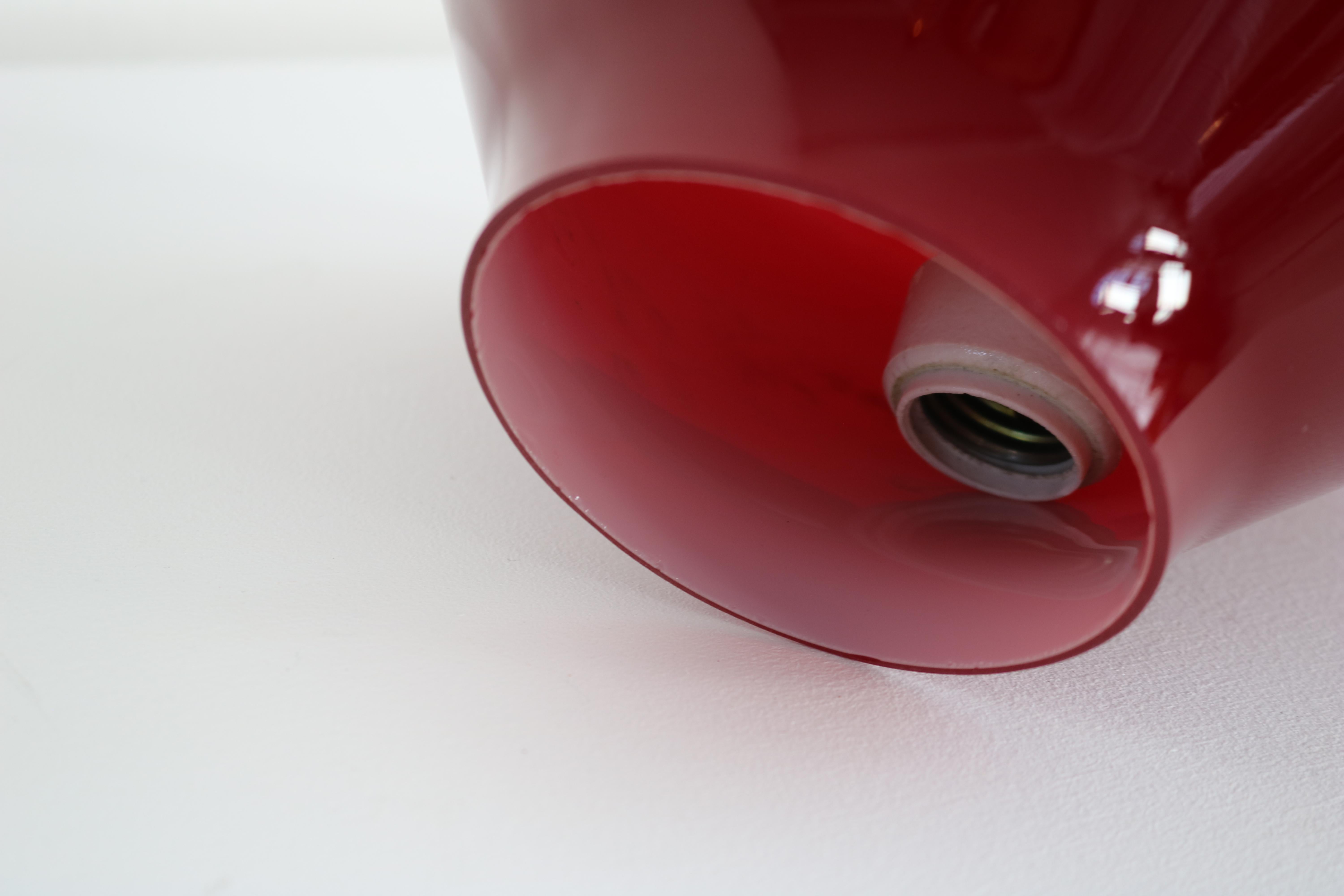 Metà XX secolo Lampada a sospensione in vetro di Murano rosso scuro degli anni Cinquanta. in vendita