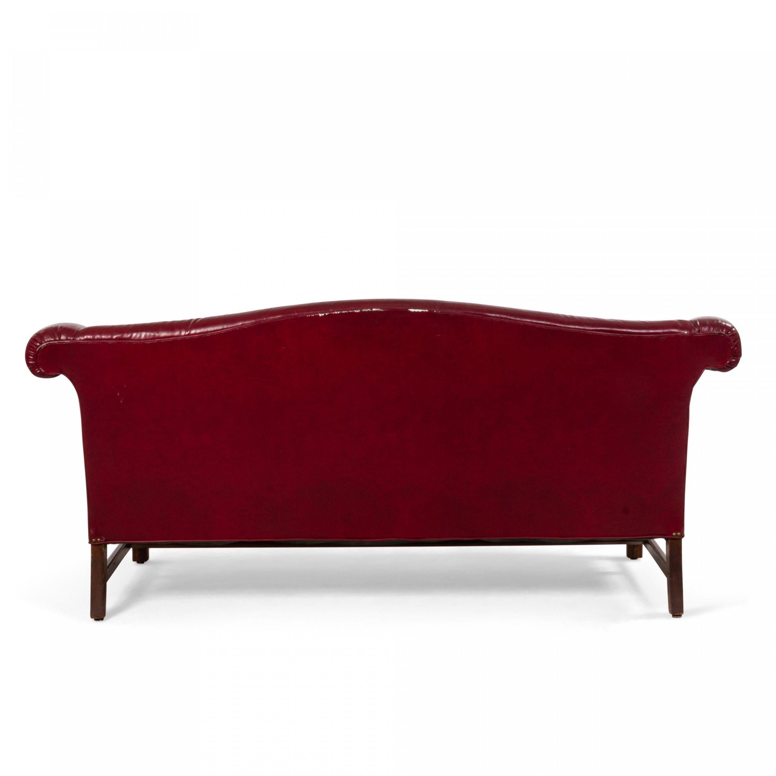 Dunkelrotes Leder-Sofa mit gepolstertem Nietendetail im Zustand „Gut“ im Angebot in New York, NY