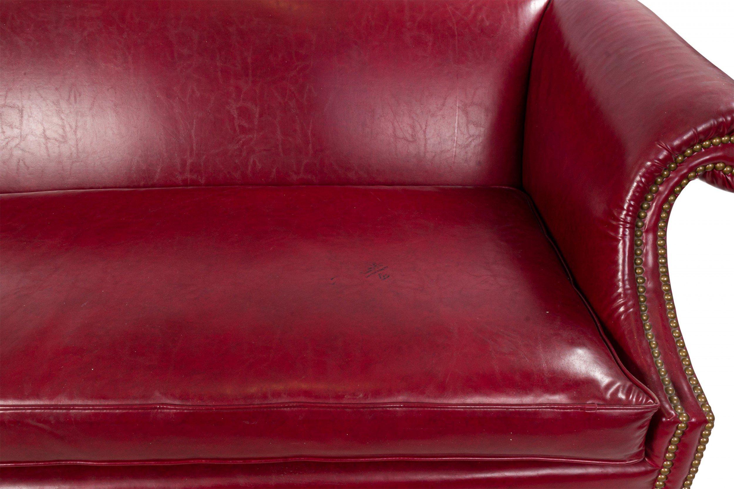 Dunkelrotes Leder-Sofa mit gepolstertem Nietendetail im Angebot 1