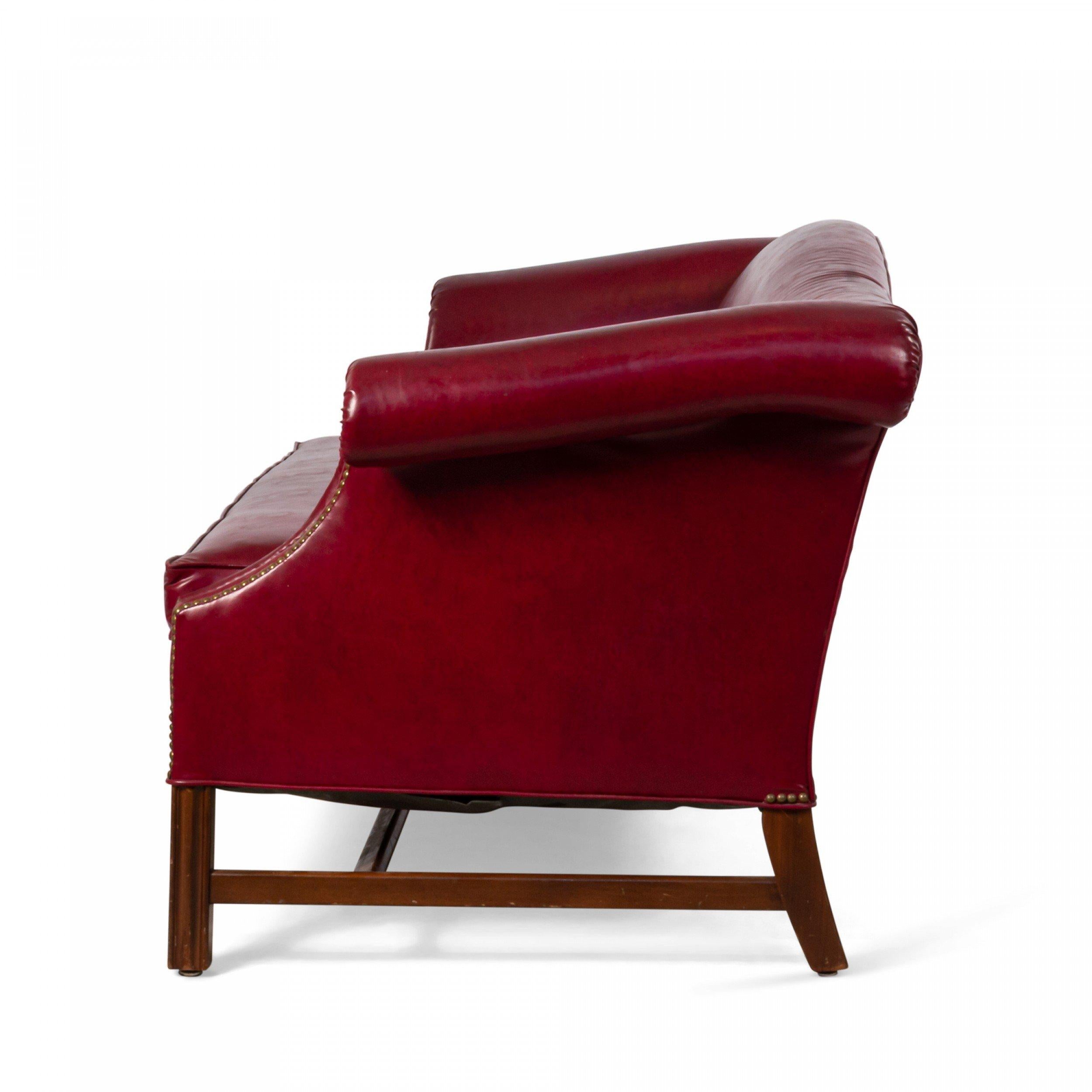 Dunkelrotes Leder-Sofa mit gepolstertem Nietendetail im Angebot 2