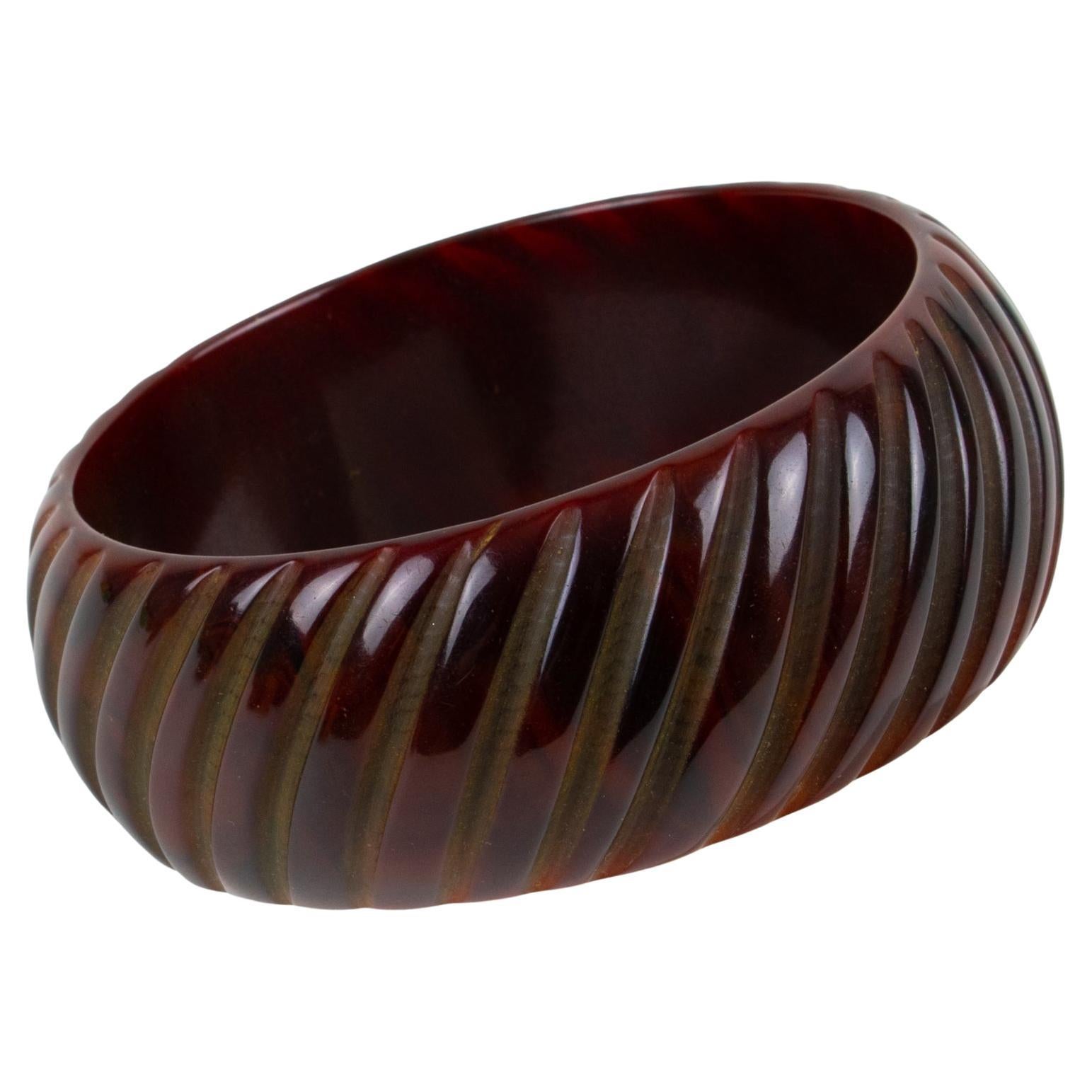 Bracciale Bangle in bachelite Sangria con incisione geometrica in vendita