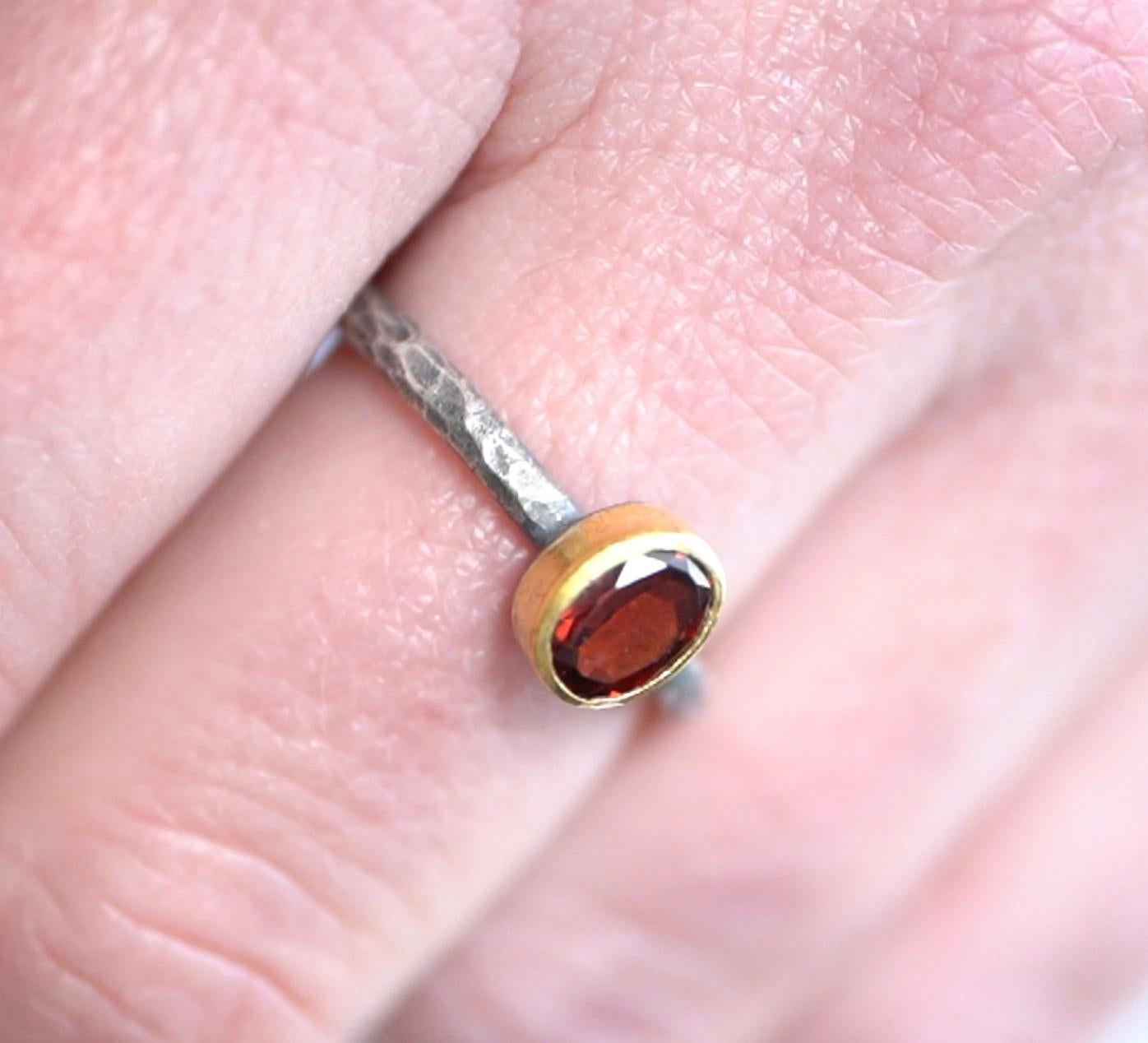 anello con granato rosso