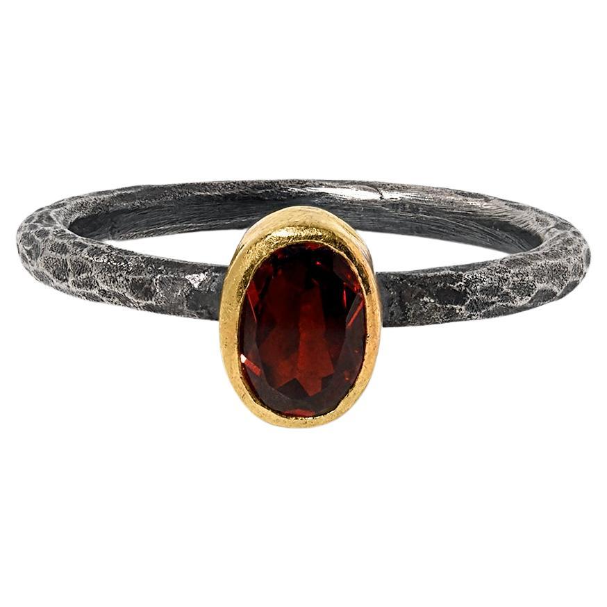 Dunkelroter, ovaler Solitär-Ring mit Granat, 24 Karat Gold und Silber