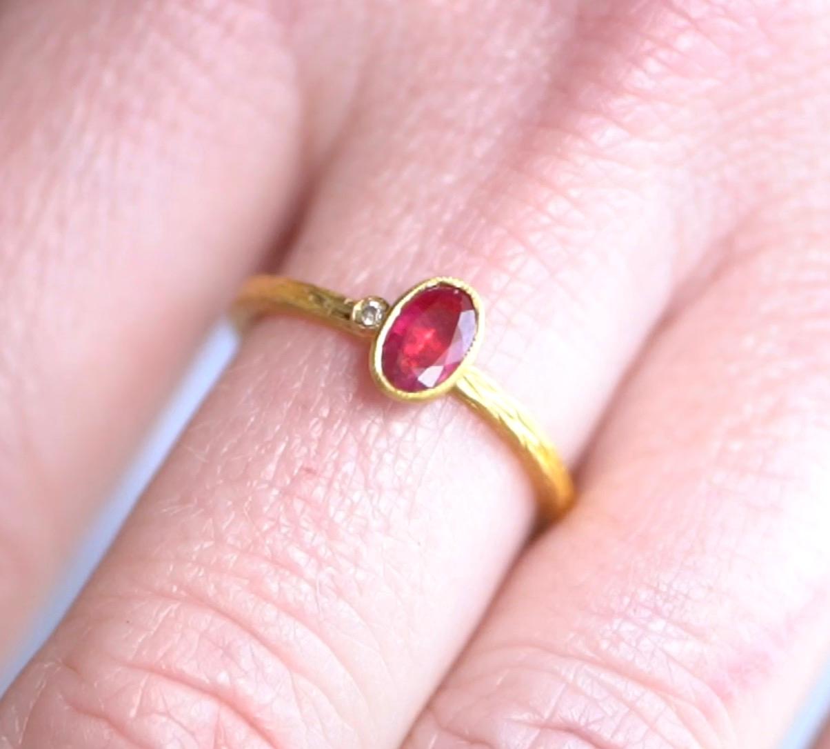 Taille ovale Bague en or massif 24 carats avec rubis ovale rouge foncé et diamants en vente