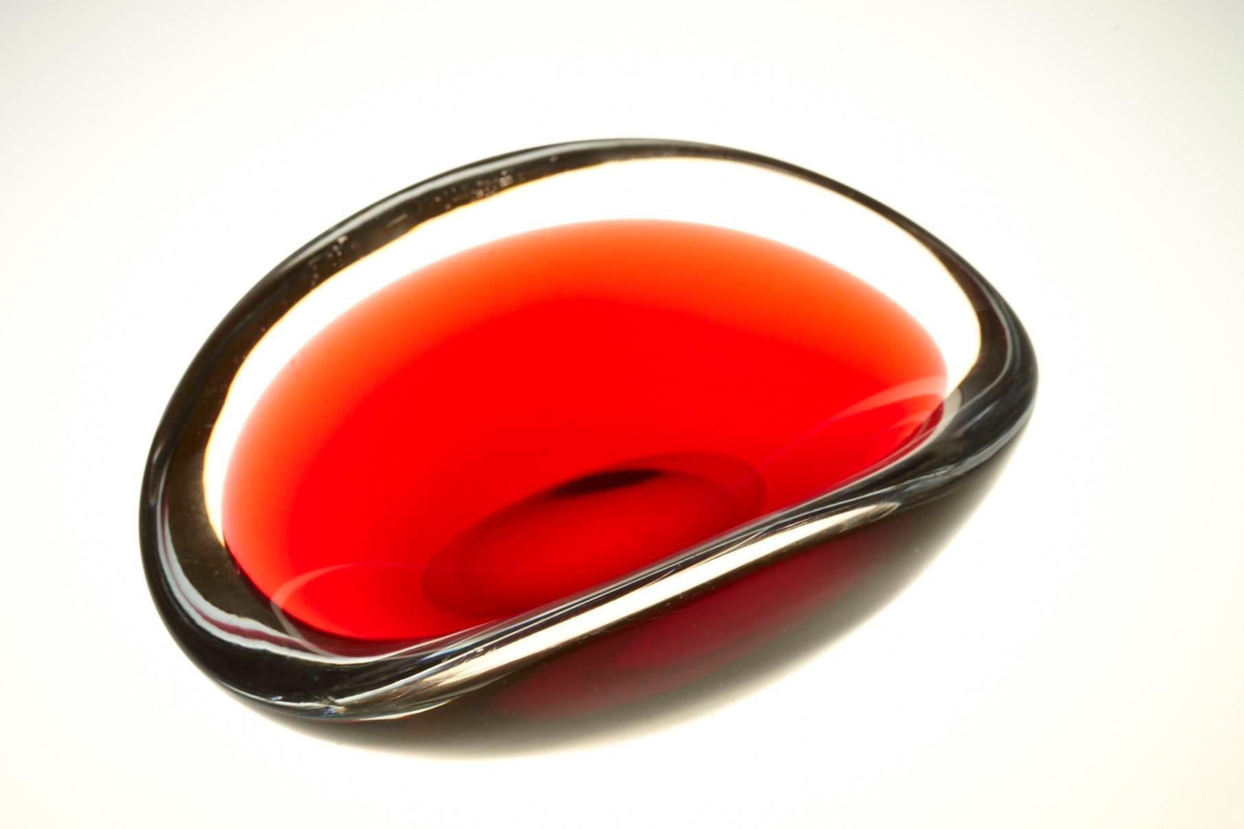 Cuenco de vidrio Sommerso rojo oscuro / Vide Poche de Vicke Lindstrand para Kosta - Firmado Escandinavo moderno en venta