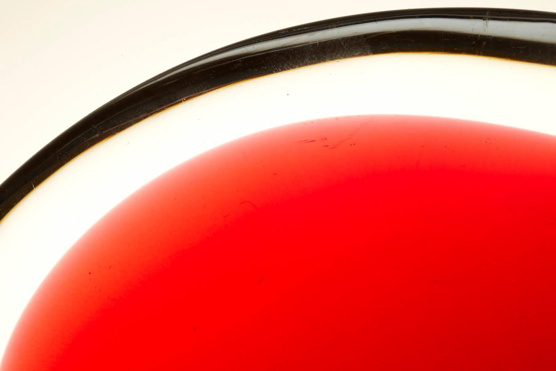 Cuenco de vidrio Sommerso rojo oscuro / Vide Poche de Vicke Lindstrand para Kosta - Firmado en Bueno estado para la venta en Aramits, Nouvelle-Aquitaine