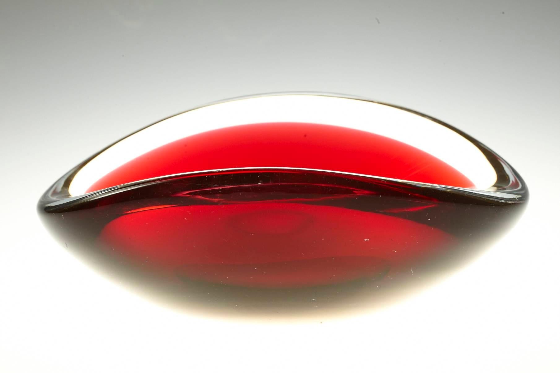 Cuenco de vidrio Sommerso rojo oscuro / Vide Poche de Vicke Lindstrand para Kosta - Firmado mediados del siglo XX en venta