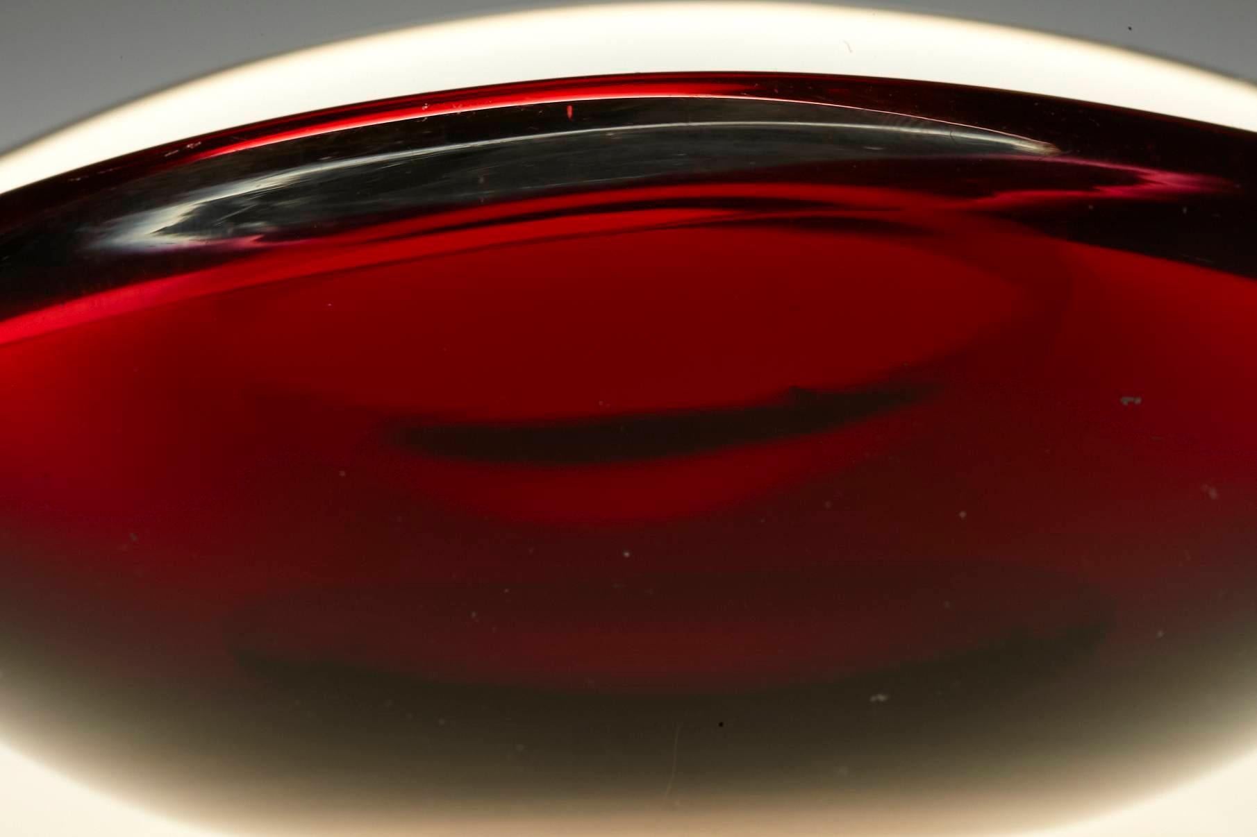 Cuenco de vidrio Sommerso rojo oscuro / Vide Poche de Vicke Lindstrand para Kosta - Firmado Vidrio soplado en venta