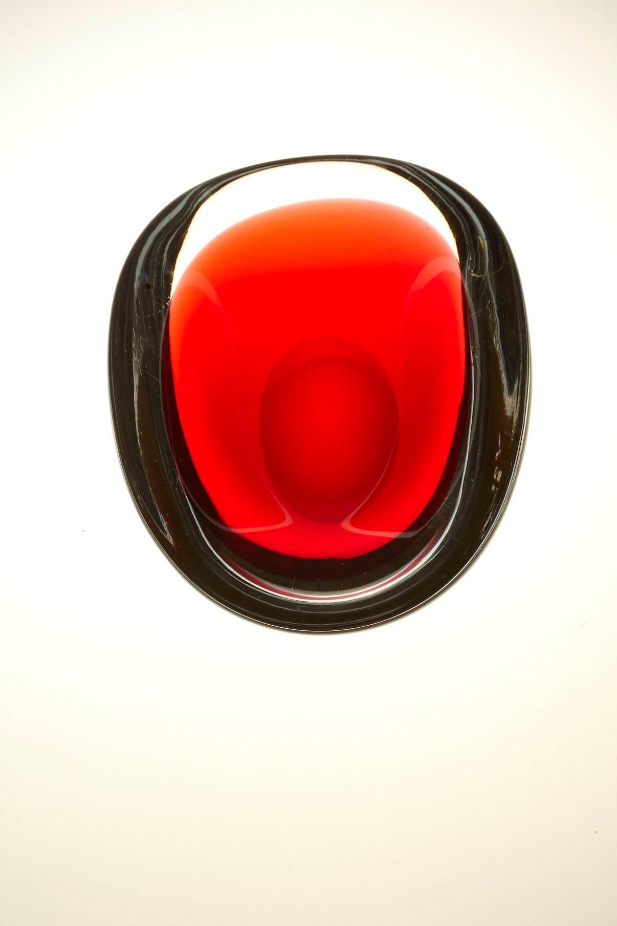 Cuenco de vidrio Sommerso rojo oscuro / Vide Poche de Vicke Lindstrand para Kosta - Firmado en venta 1