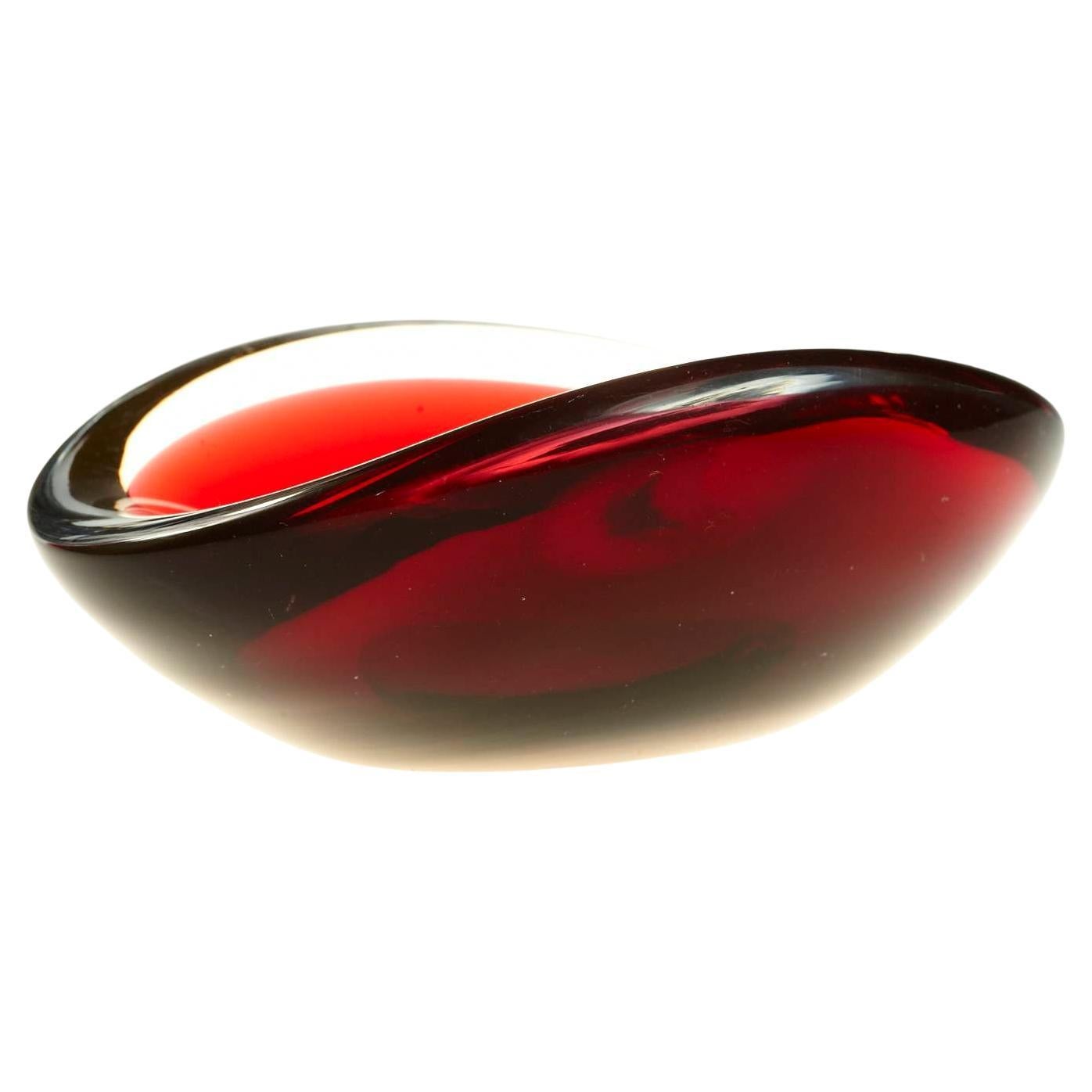 Bol / Vide Poche en verre Sommerso rouge foncé signé Vicke Lindstrand pour Kosta