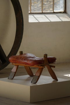 Reposapiés de silla de montar de camello marroquí tapizado en rojo oscuro, Siglo XX, Norte de África