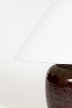 Lámpara de mesa esmaltada marrón rojizo oscuro con pantalla de lino natural