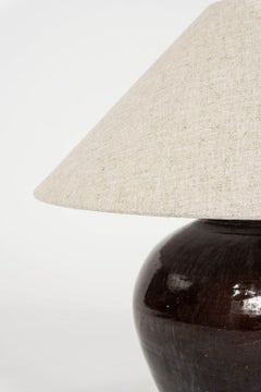 Lampada da tavolo smaltata marrone rossiccio scuro con paralume in lino naturale