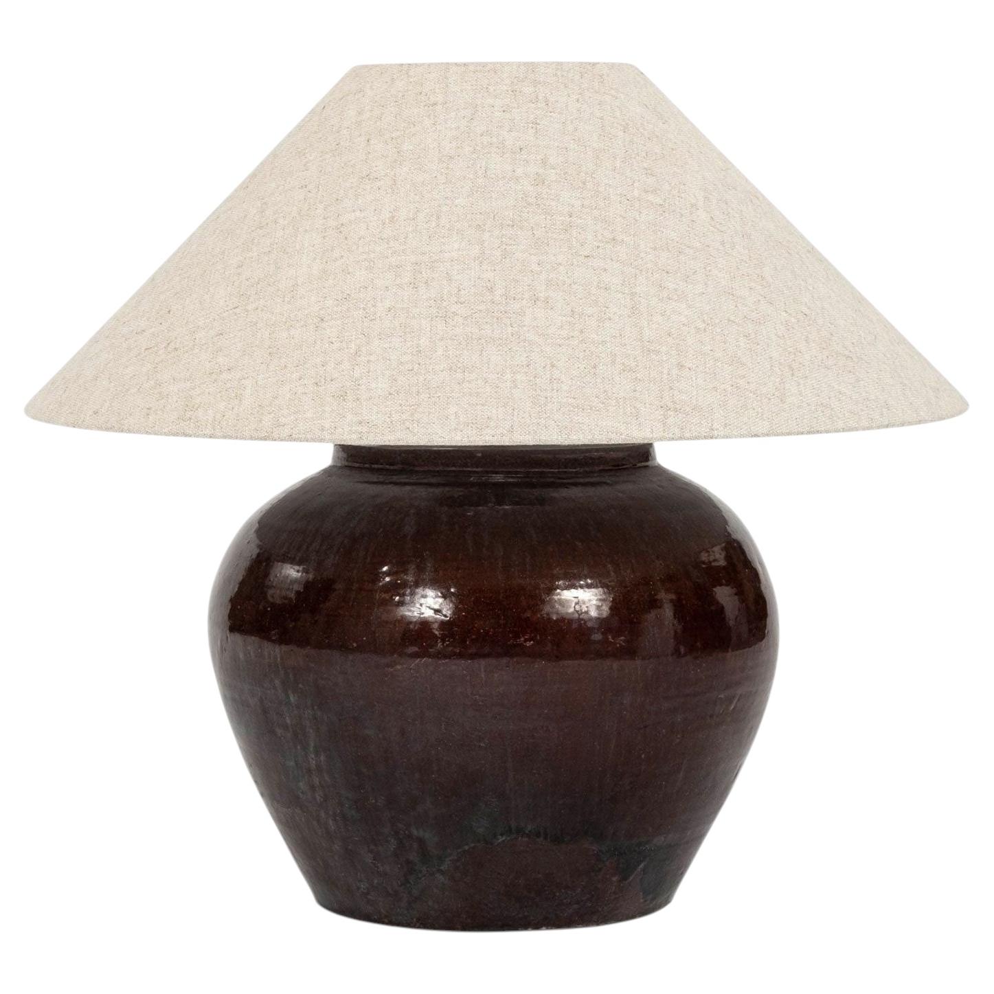 Dunkelrotbraun glasierte Tischlampe mit natürlichem Leinenschirm im Angebot