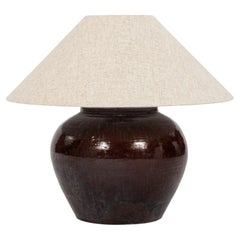 Lampada da tavolo smaltata marrone rossiccio scuro con paralume in lino naturale