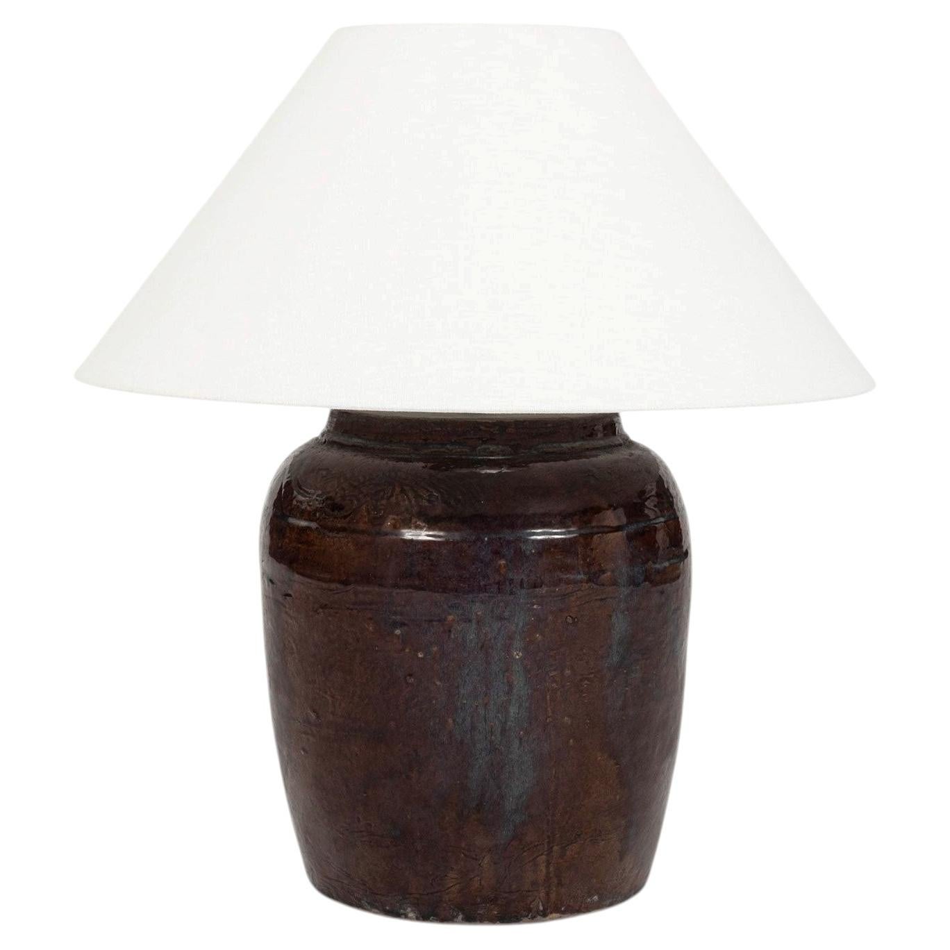 Lámpara de mesa esmaltada marrón rojizo oscuro con pantalla de lino natural