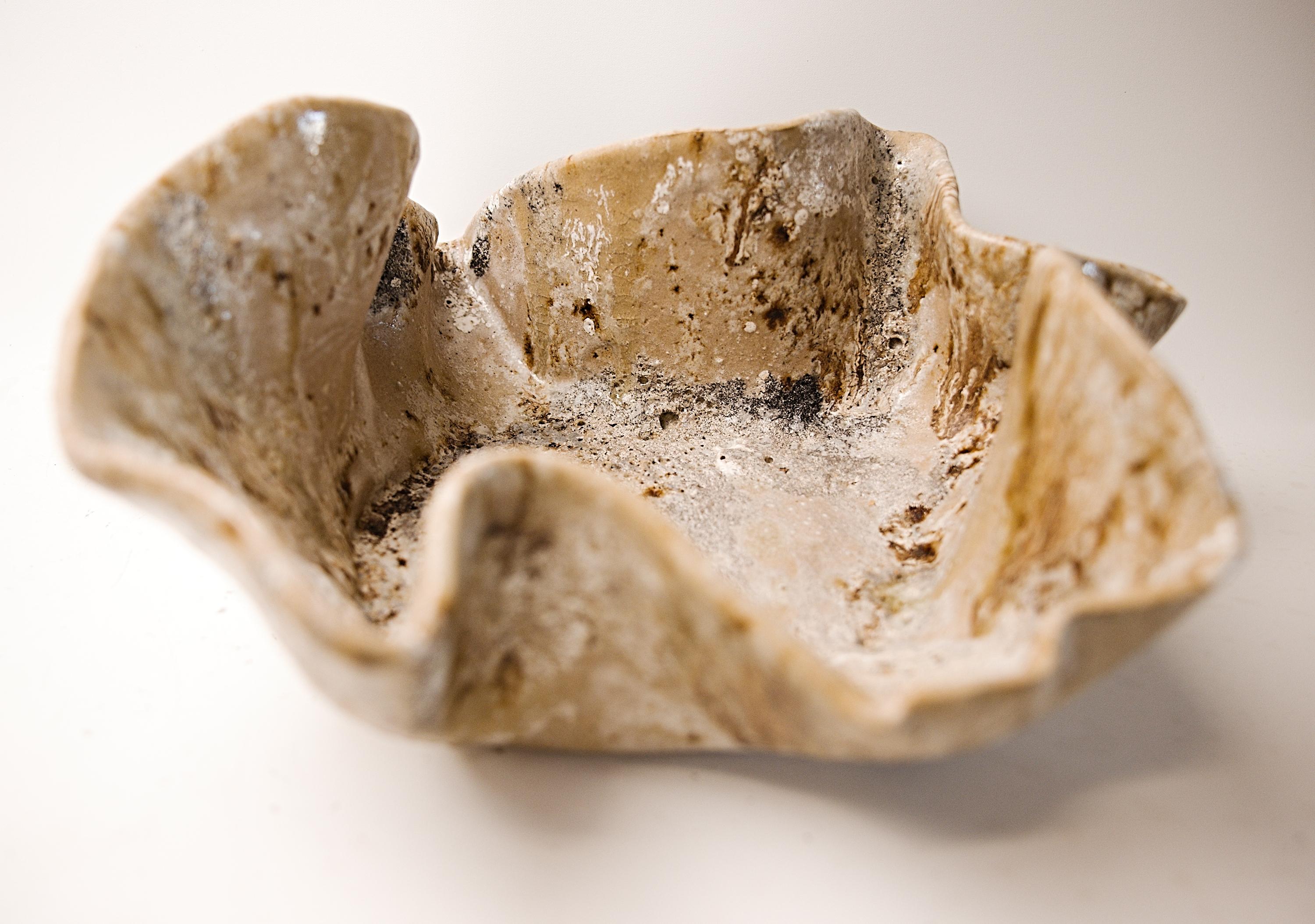 Grès Bol en céramique sculpté Dark Reef free style Textured- Medium en vente