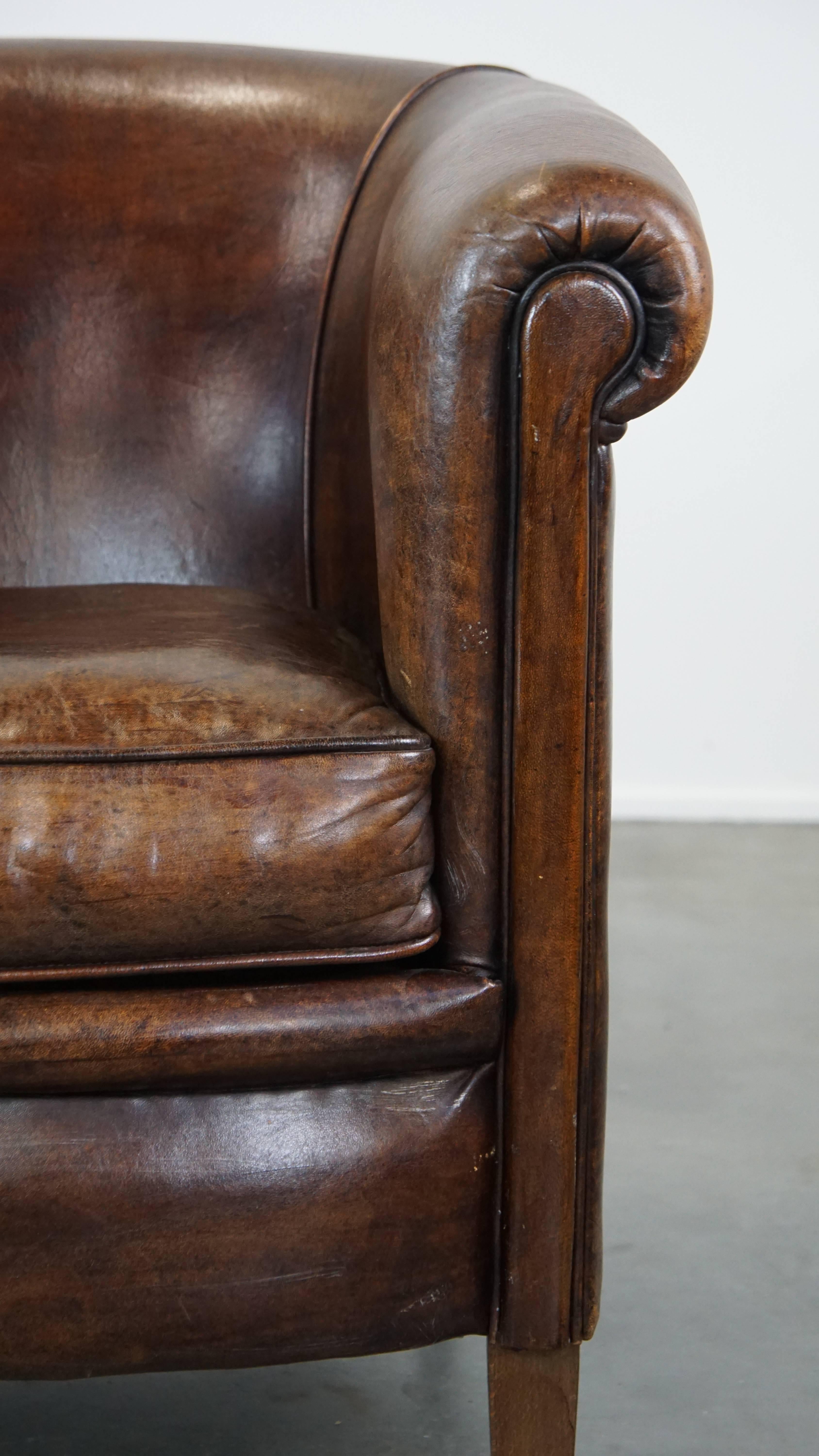 Fauteuil club foncé et robuste en peau de mouton avec une belle apparence et un siège correct en vente 3