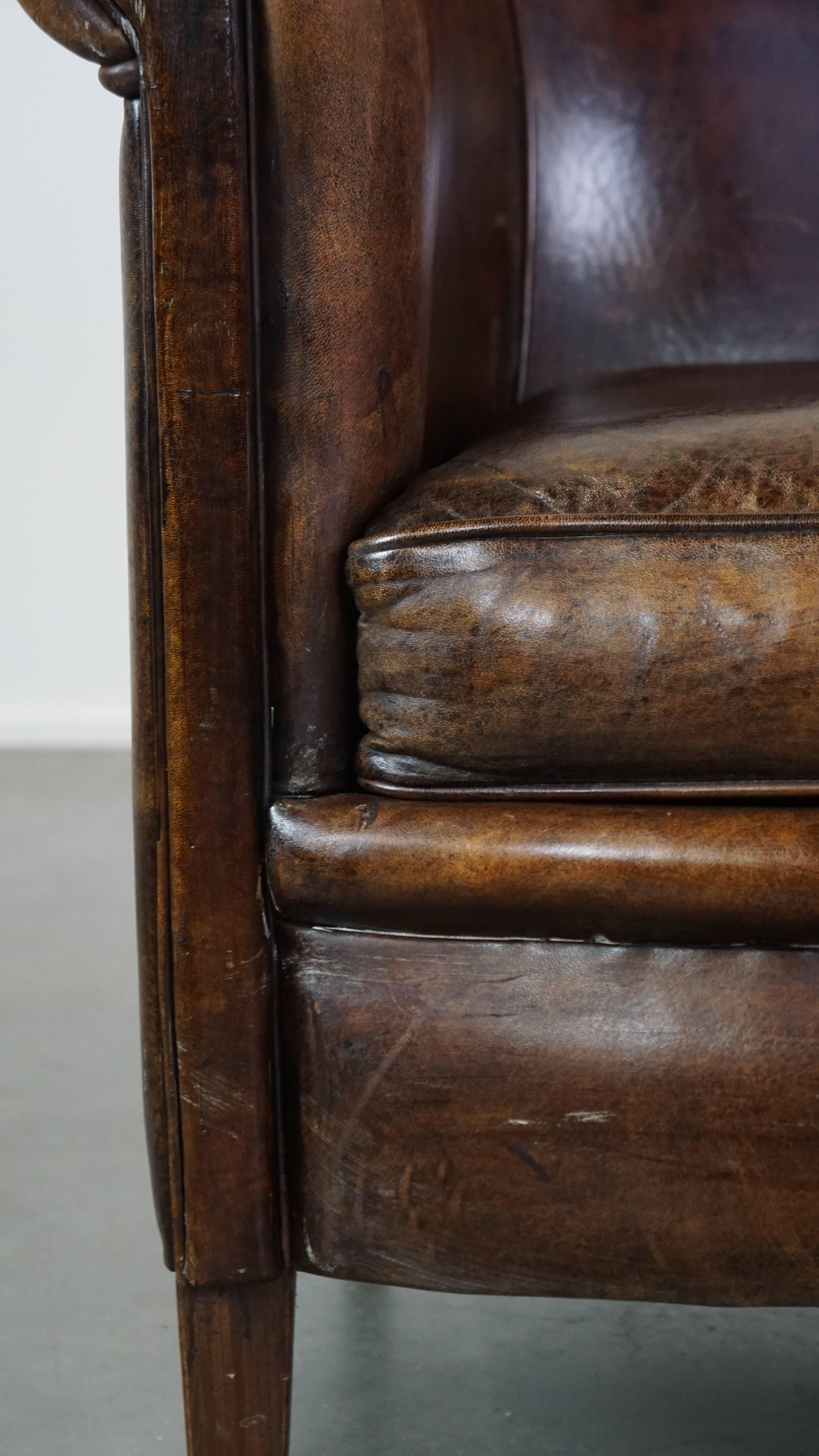 Fauteuil club foncé et robuste en peau de mouton avec une belle apparence et un siège correct en vente 4