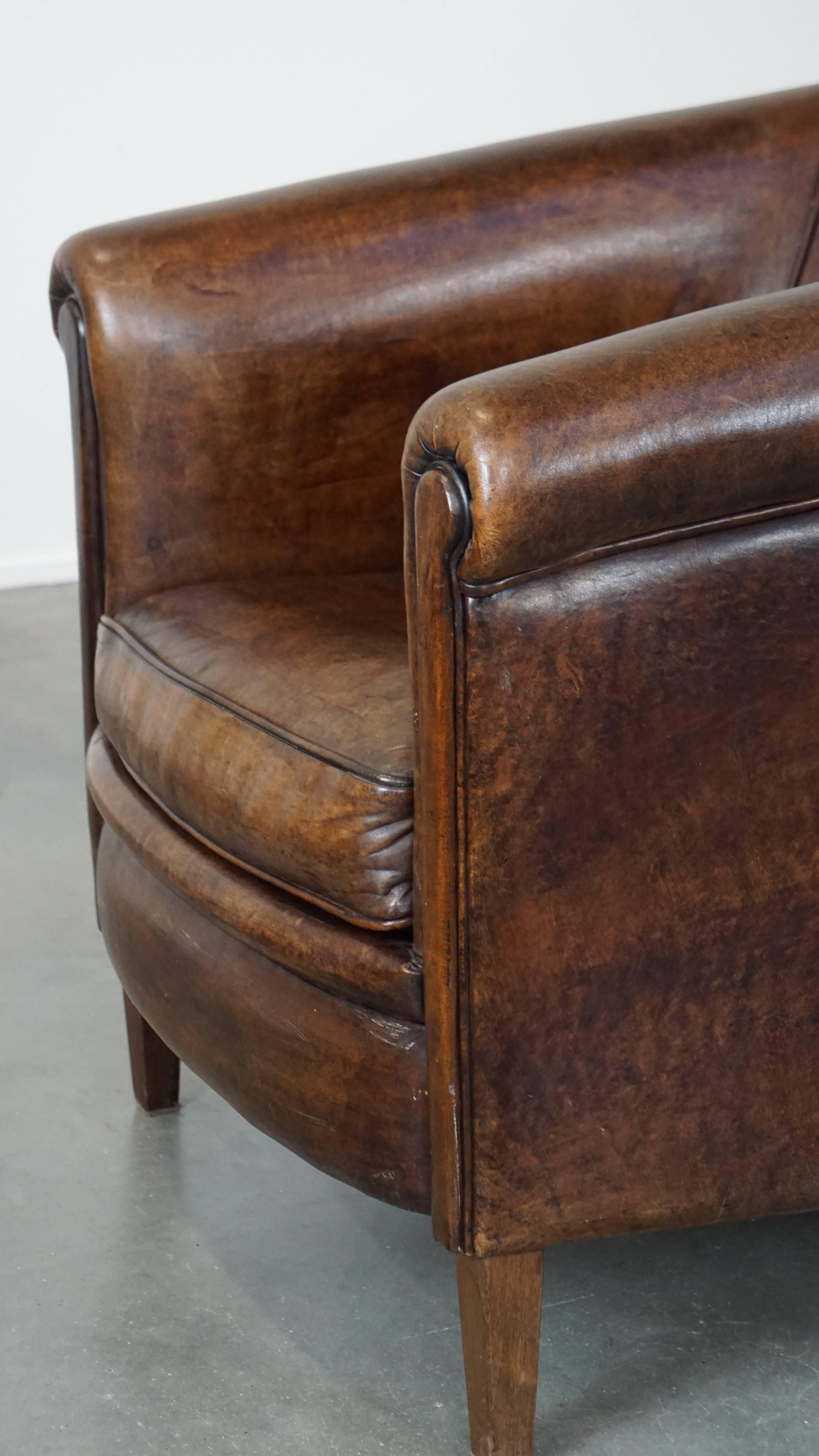 Fauteuil club foncé et robuste en peau de mouton avec une belle apparence et un siège correct en vente 5