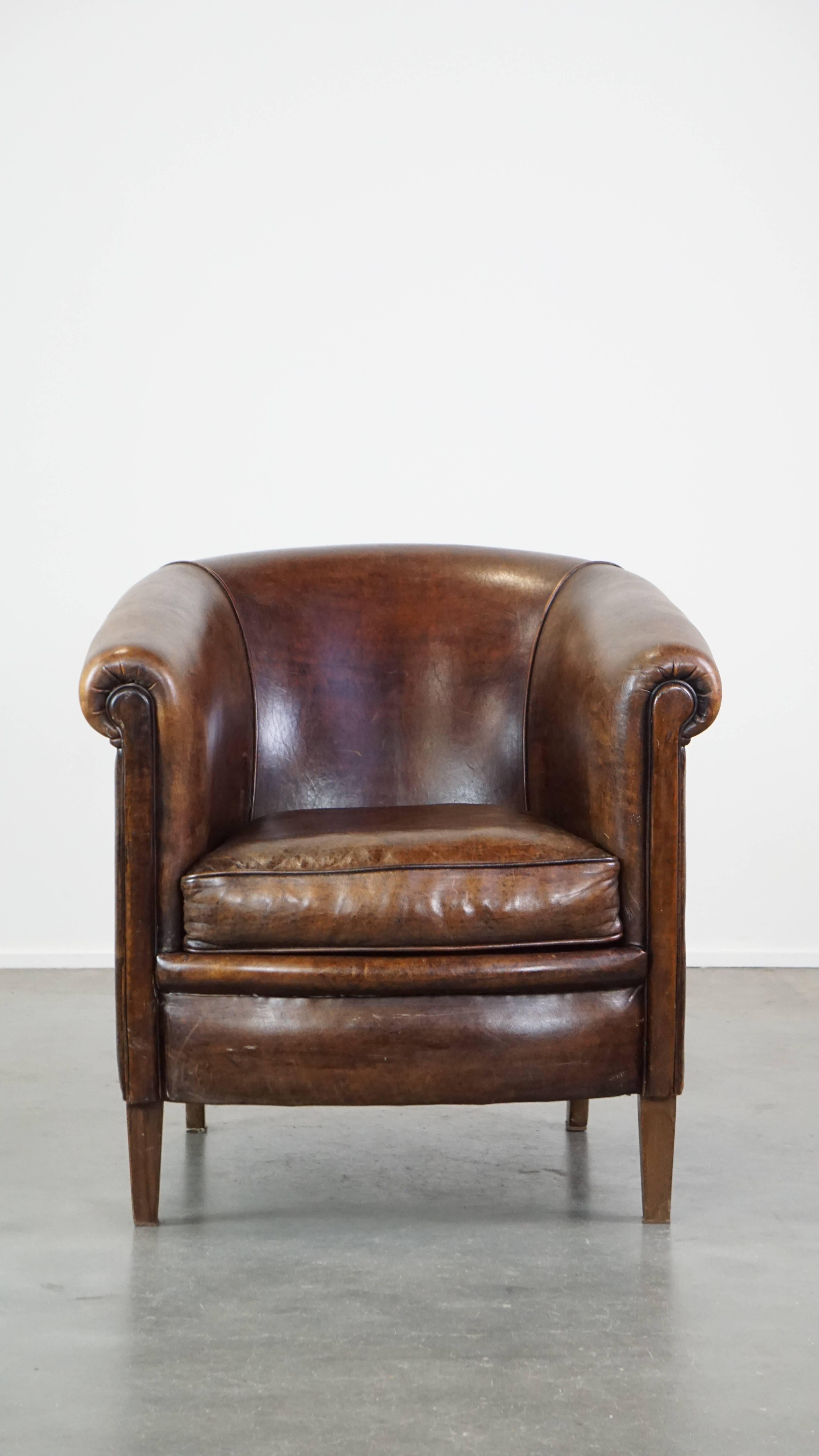 Ce fauteuil club en cuir de mouton foncé et robuste présente un bel aspect et un confort d'assise correct.

Ce grand fauteuil club en cuir de mouton a un caractère frappant et peut facilement être placé dans presque tous les intérieurs. Ce fauteuil