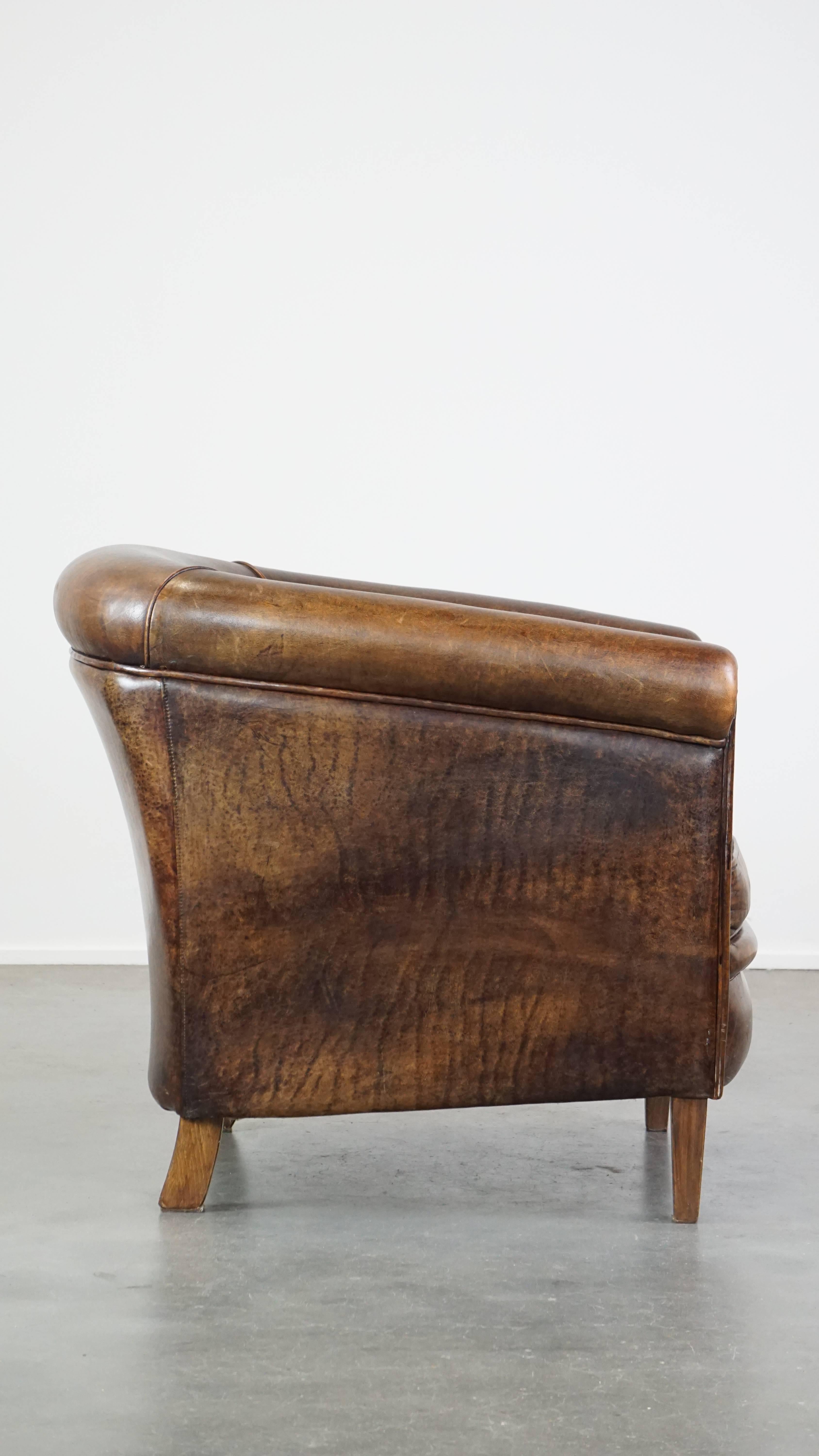 Néerlandais Fauteuil club foncé et robuste en peau de mouton avec une belle apparence et un siège correct en vente