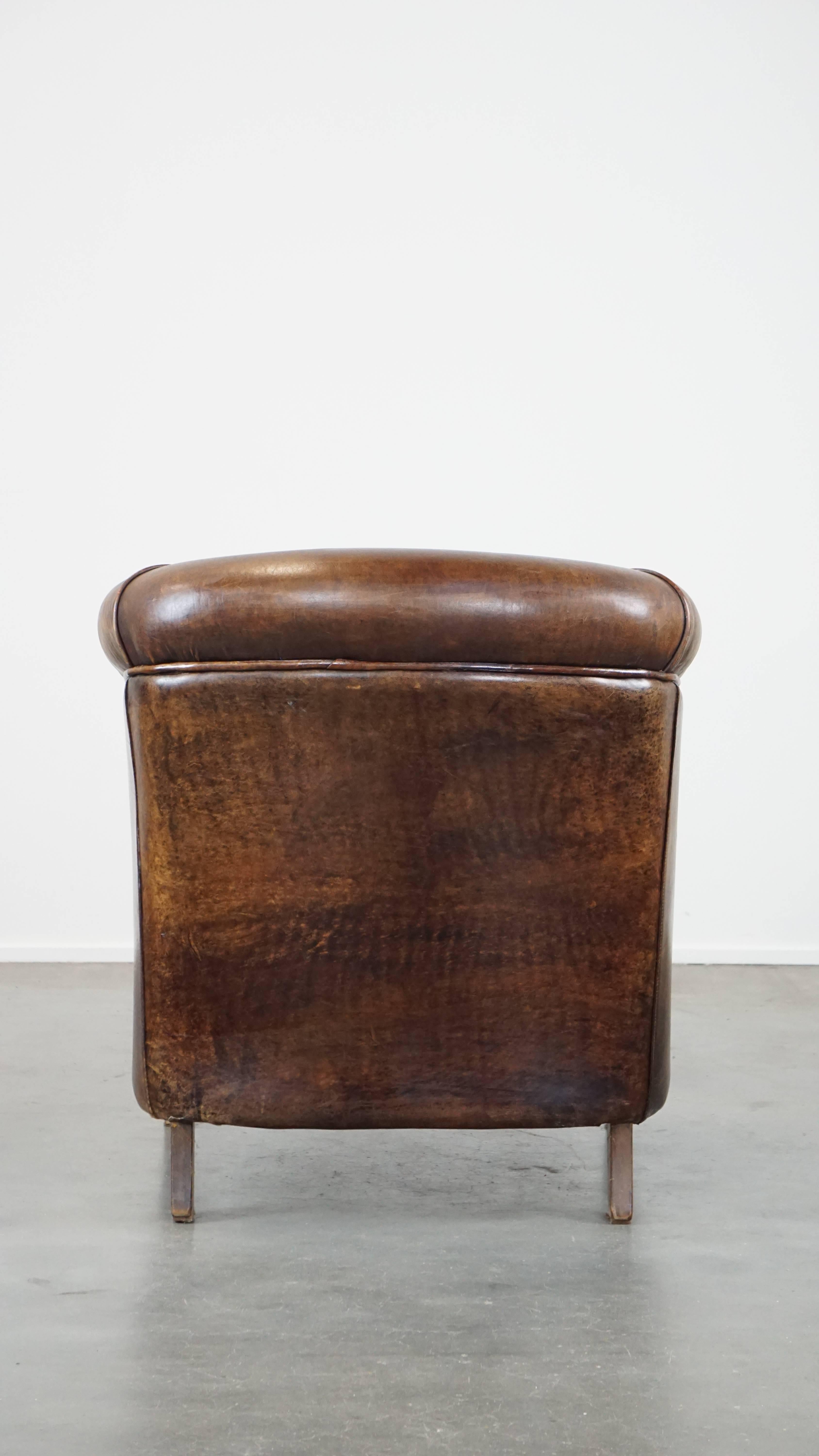 Fait main Fauteuil club foncé et robuste en peau de mouton avec une belle apparence et un siège correct en vente
