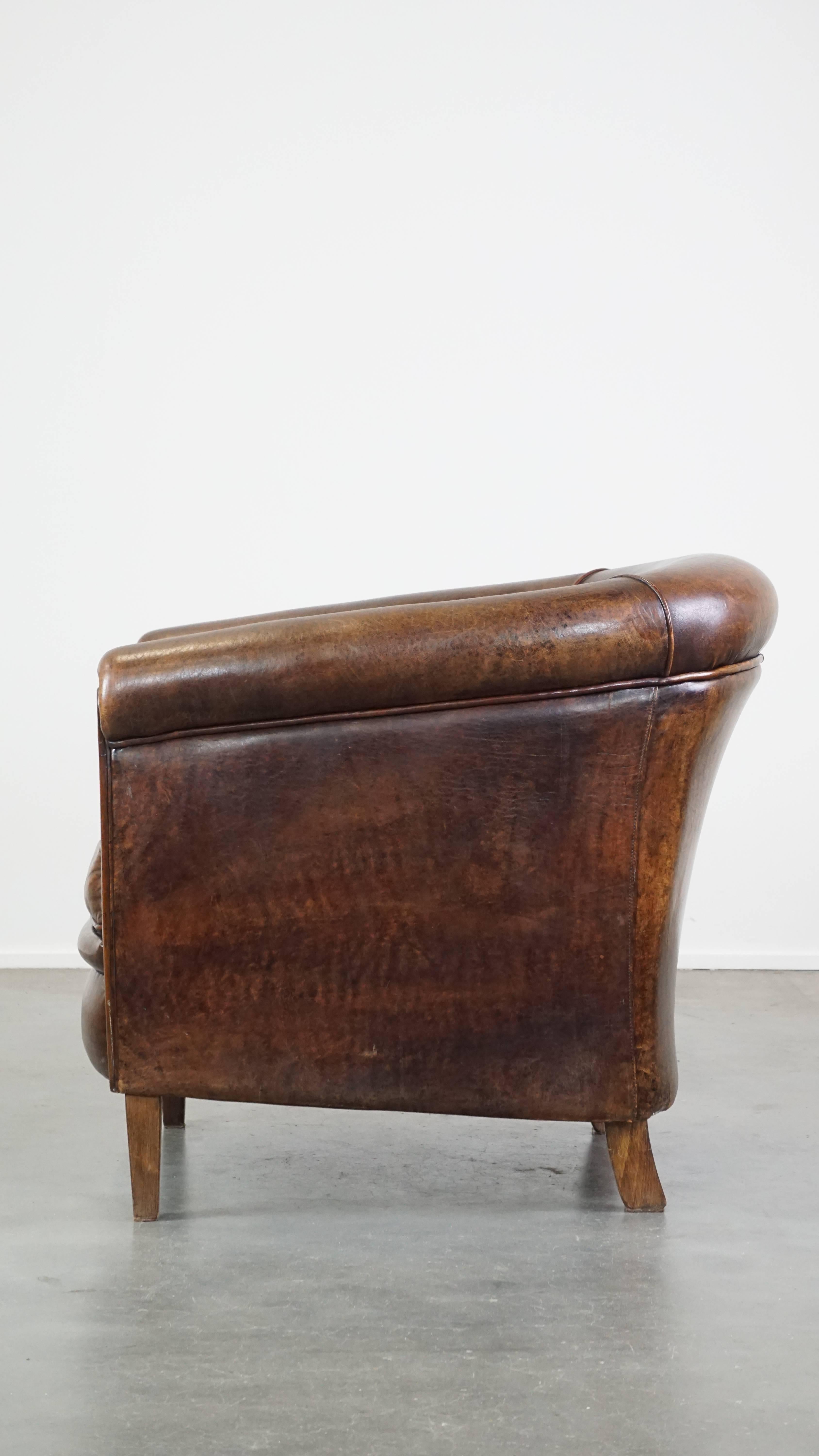 Fauteuil club foncé et robuste en peau de mouton avec une belle apparence et un siège correct État moyen - En vente à Harderwijk, NL